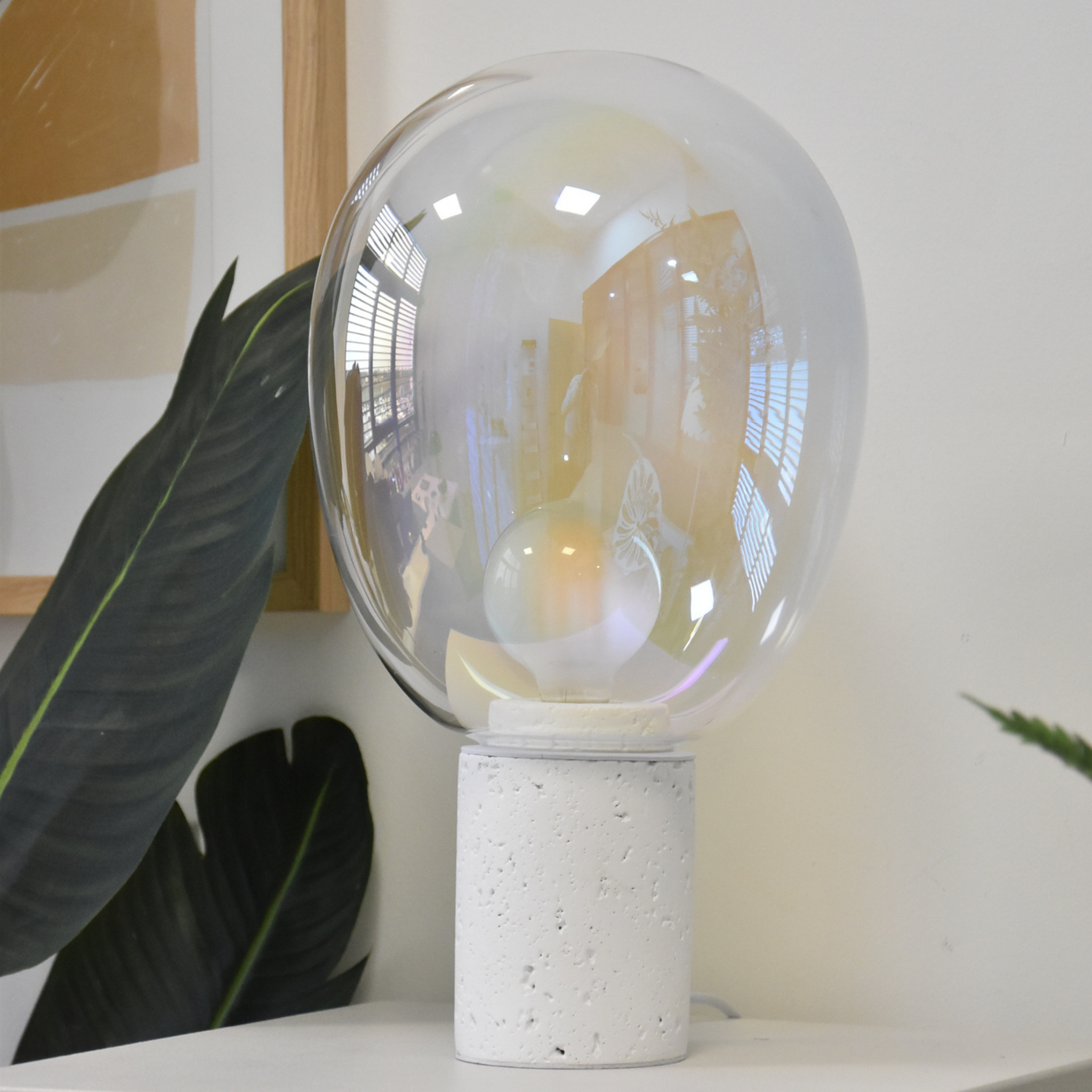 Voir la diapositive 2 : MAISON PAVANE Lampe à poser en verre irisé et béton blanc H43 cm-Bulle