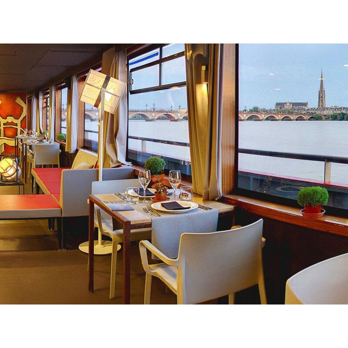 Smartbox Croisière gourmande avec dîner au fil des quais UNESCO à Bordeaux - Coffret Cadeau Sport & Aventure