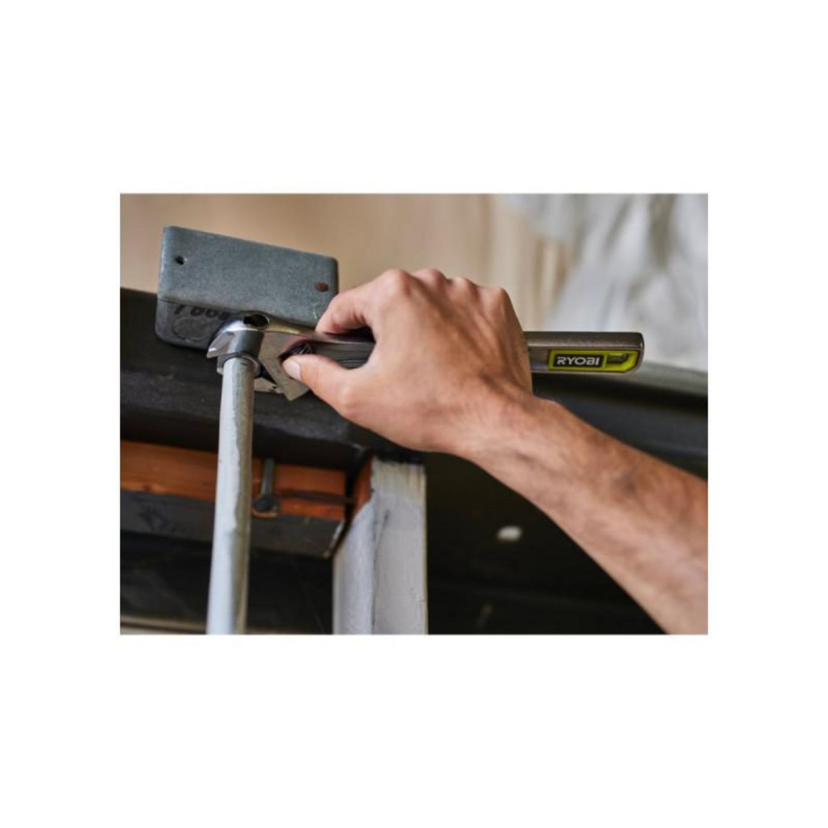 Ryobi Clé à molette réglable et ajustable RYOBI - ouverture 200 mm - RHAW200