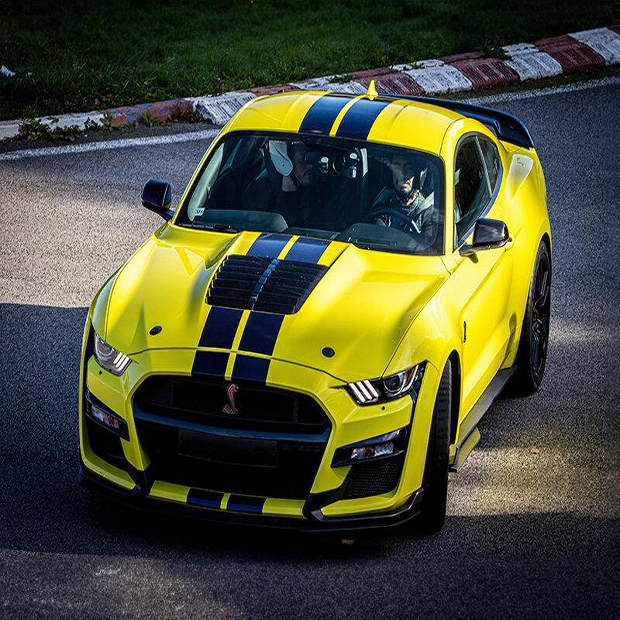 Voir la diapositive 2 : Smartbox Stage de pilotage multivolant : 2 tours en corvette, 2 tours en lamborghini gallardo lp560 et 2 tours en mustang sur le circuit du luc - coffret cadeau sport & aventure