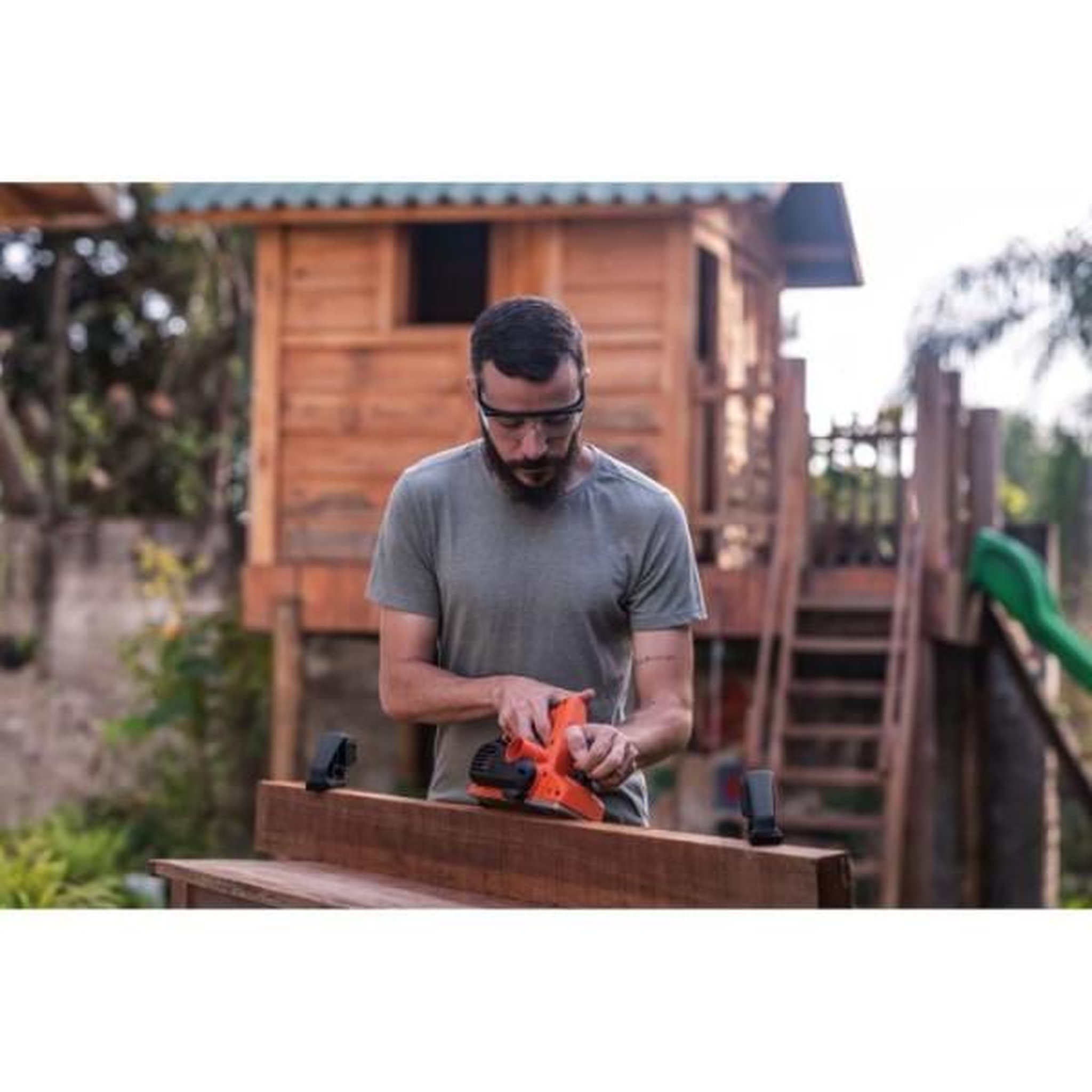 Voir la diapositive 3 : Black et Decker Rabot filaire - BLACK&DECKER - BEW712-QS - 710W - 82cm largeur de rabotage - Avec mallette de transport