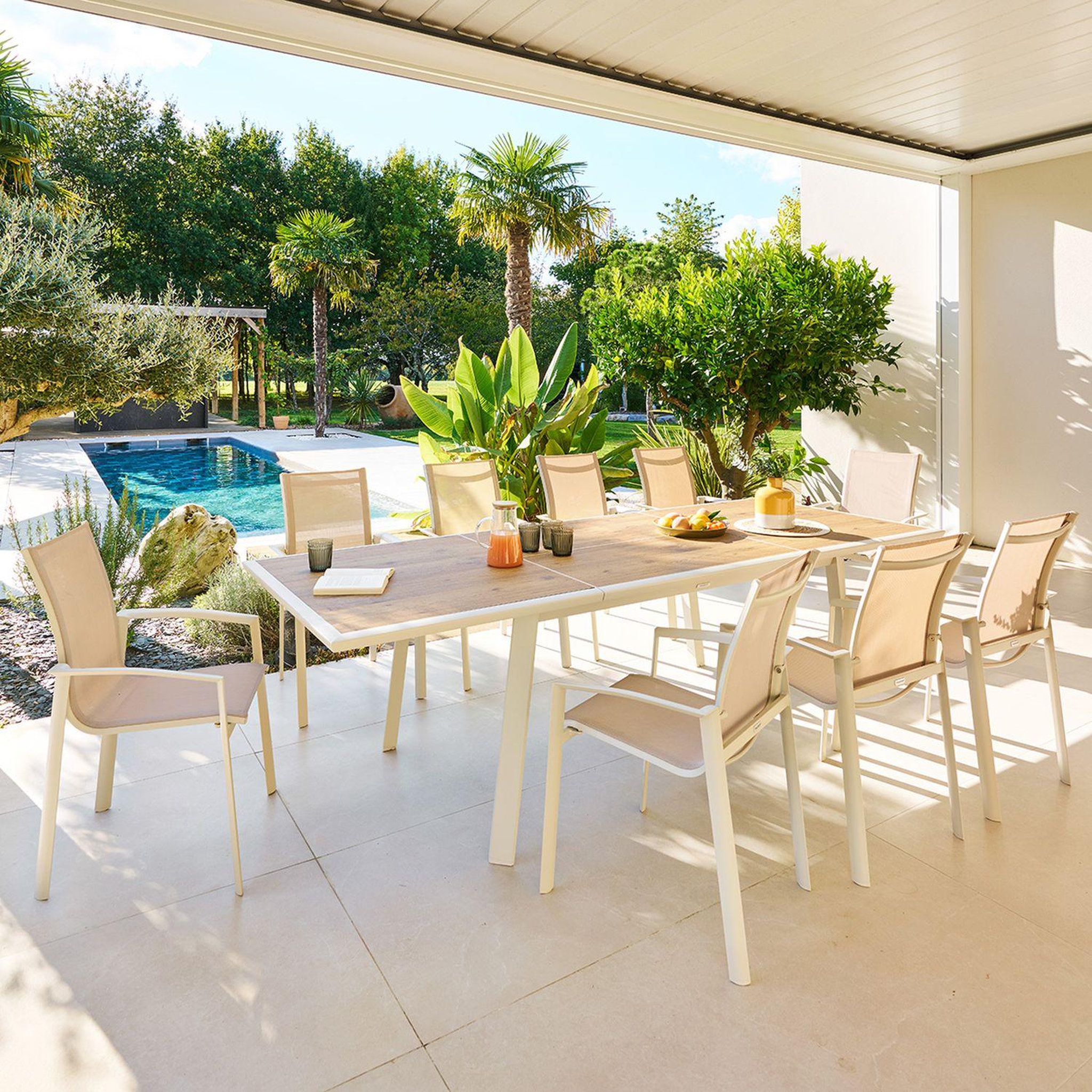 Voir la diapositive 2 : HESPERIDE Table de jardin extensible en aluminium effet bois 10 places PAVANE