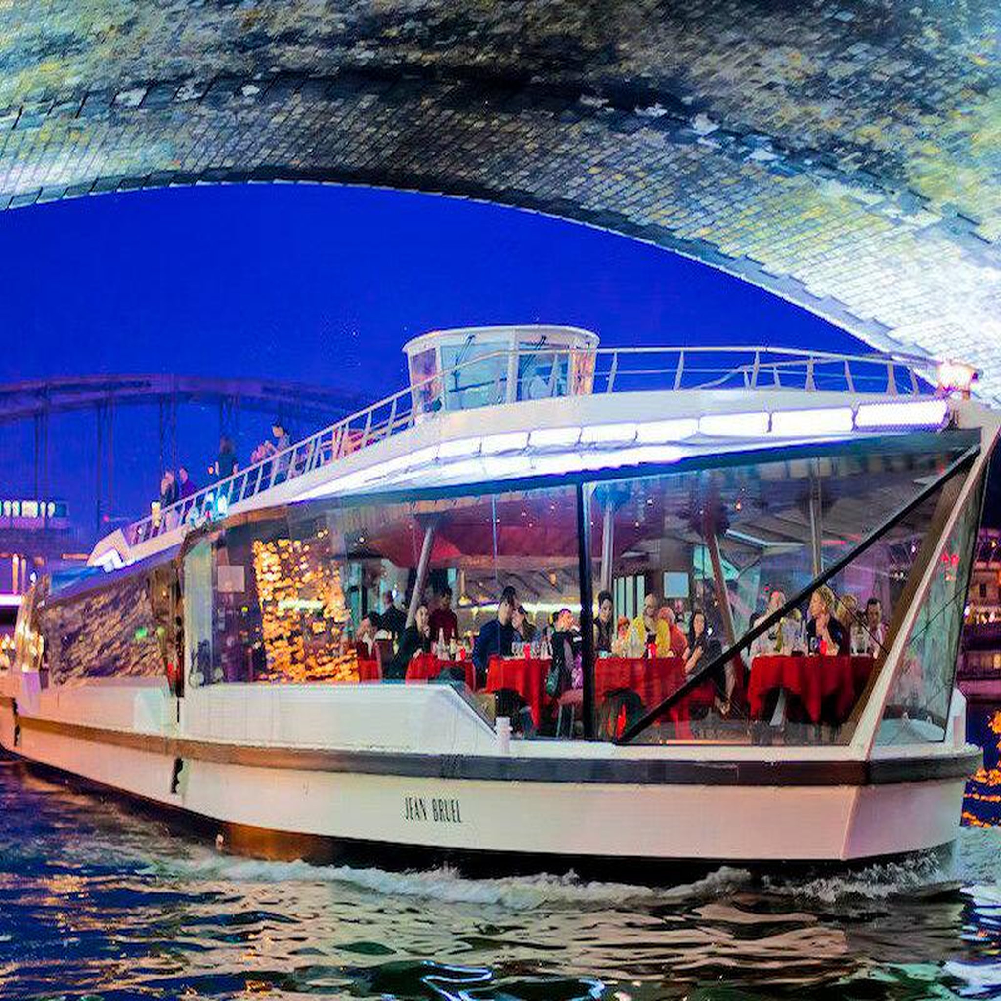 Voir la diapositive 5 : Smartbox Paris en famille : dîner croisière excellence sur la seine pour 2 adultes et 1 enfant - coffret cadeau gastronomie
