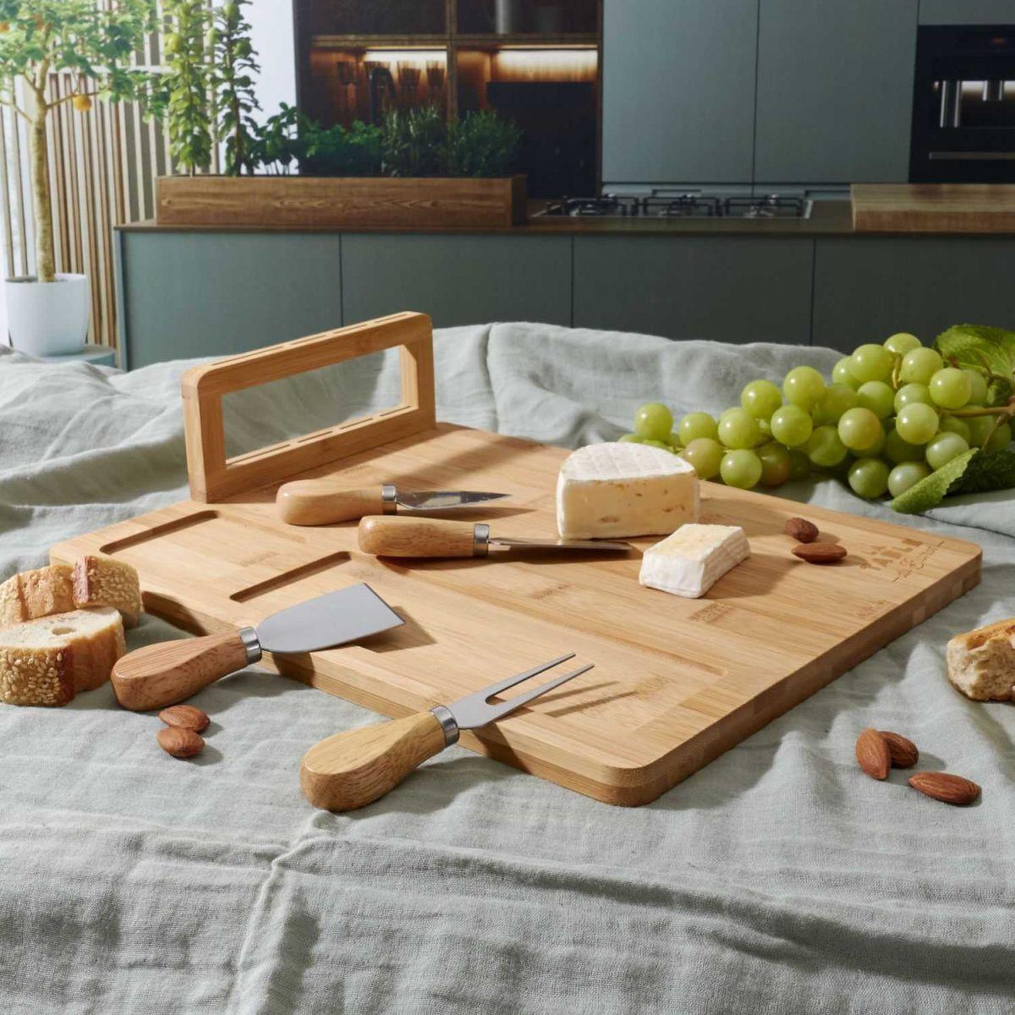 Voir la diapositive 5 : COOK CONCEPT Planche à fromage en bambou  4 couteaux  36cm naturel
