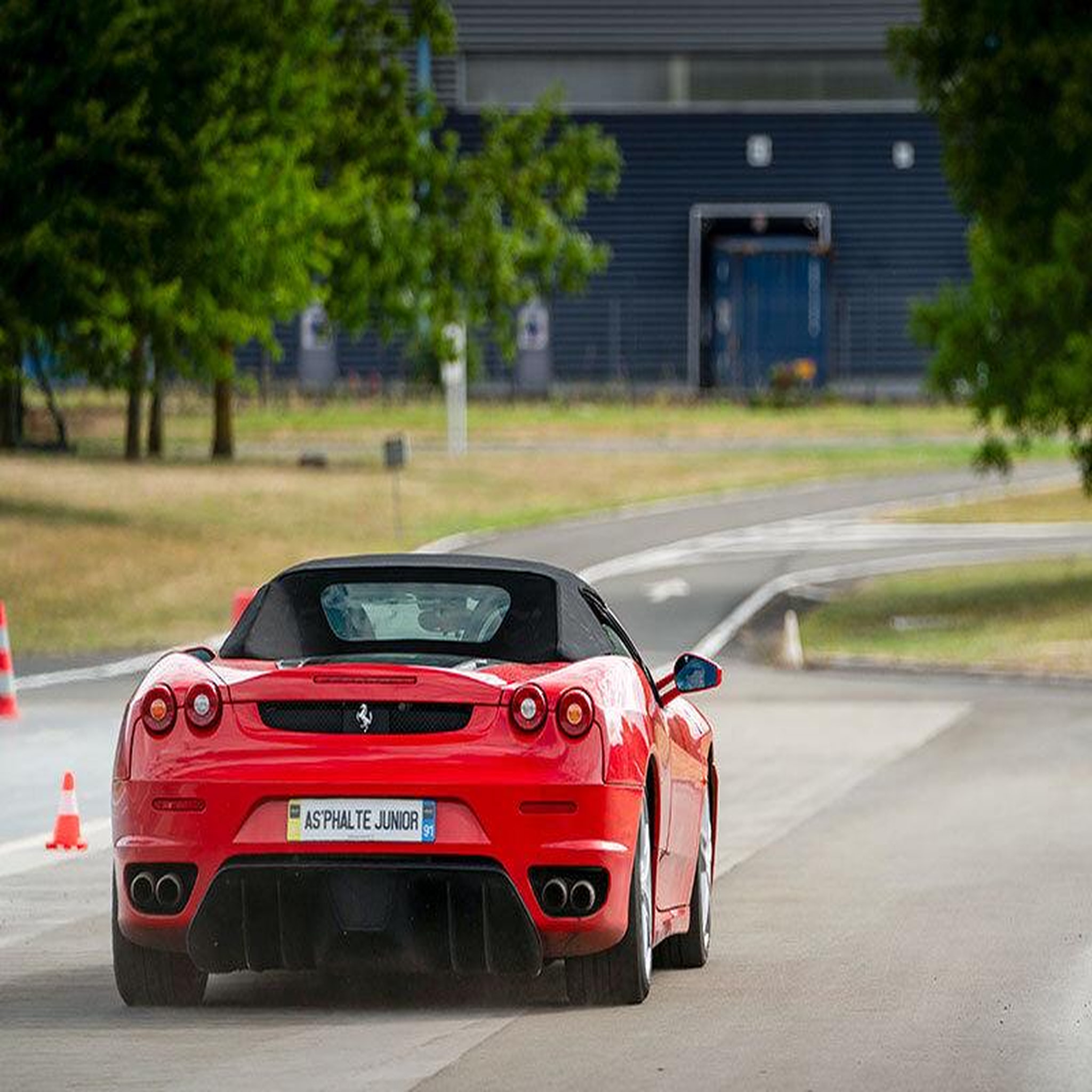 Voir la diapositive 3 : Smartbox Stage de pilotage enfant : 5 tours de circuit en Ferrari F430 Spider - Coffret Cadeau Sport & Aventure