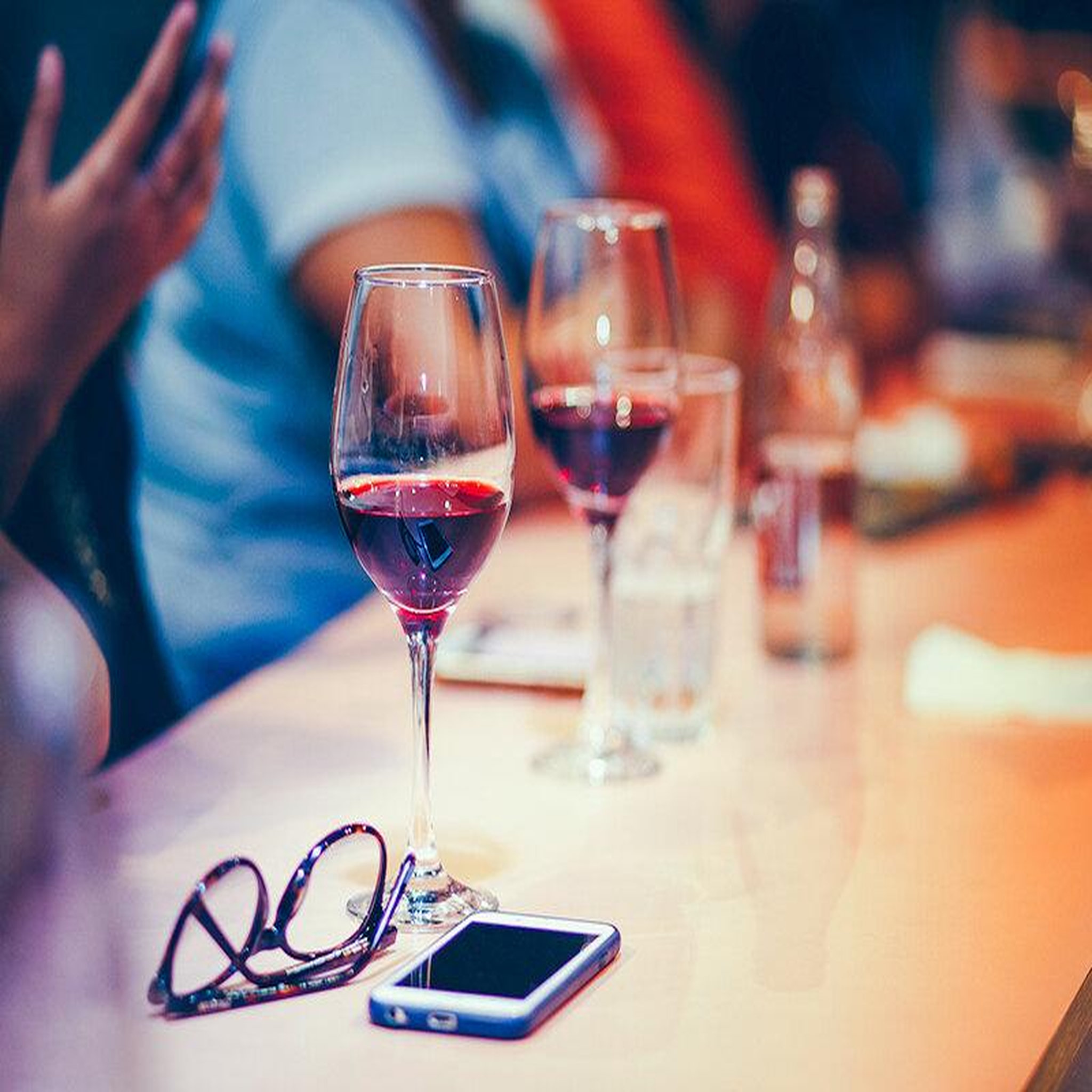 Voir la diapositive 2 : Smartbox Initiation à l'œnologie et dégustation à domicile pour 6 personnes - coffret cadeau gastronomie