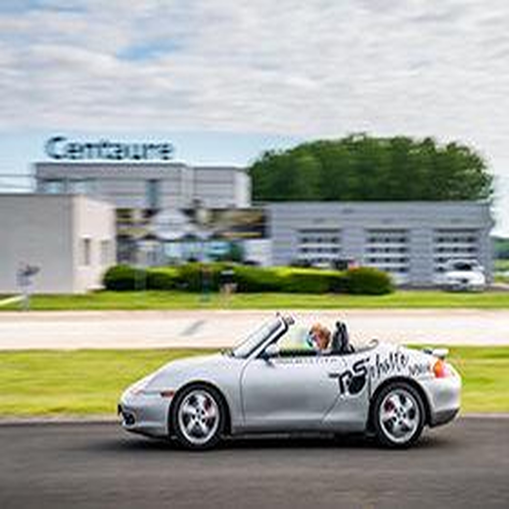 Voir la diapositive 2 : Smartbox Pilotage pour enfant : 2 tours en Porsche Boxster - Coffret Cadeau Sport & Aventure