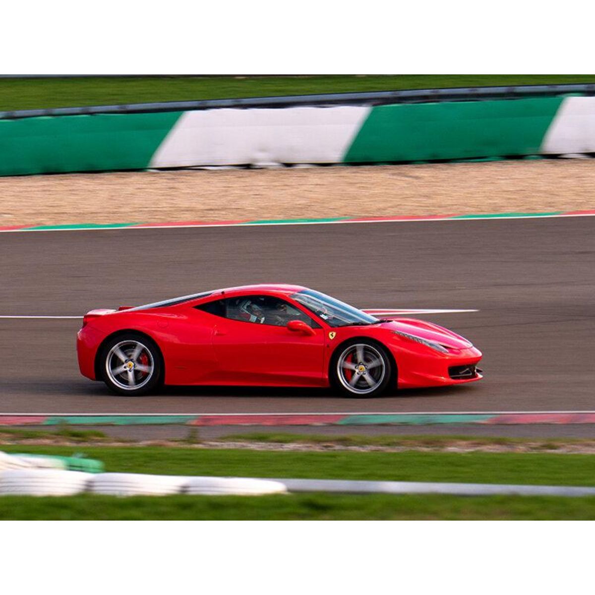 Smartbox Stage de pilotage : 3 à 5 tours au volant d'une voiture de course sur le circuit de Saint-Laurent - Coffret Cadeau Sport & Aventure