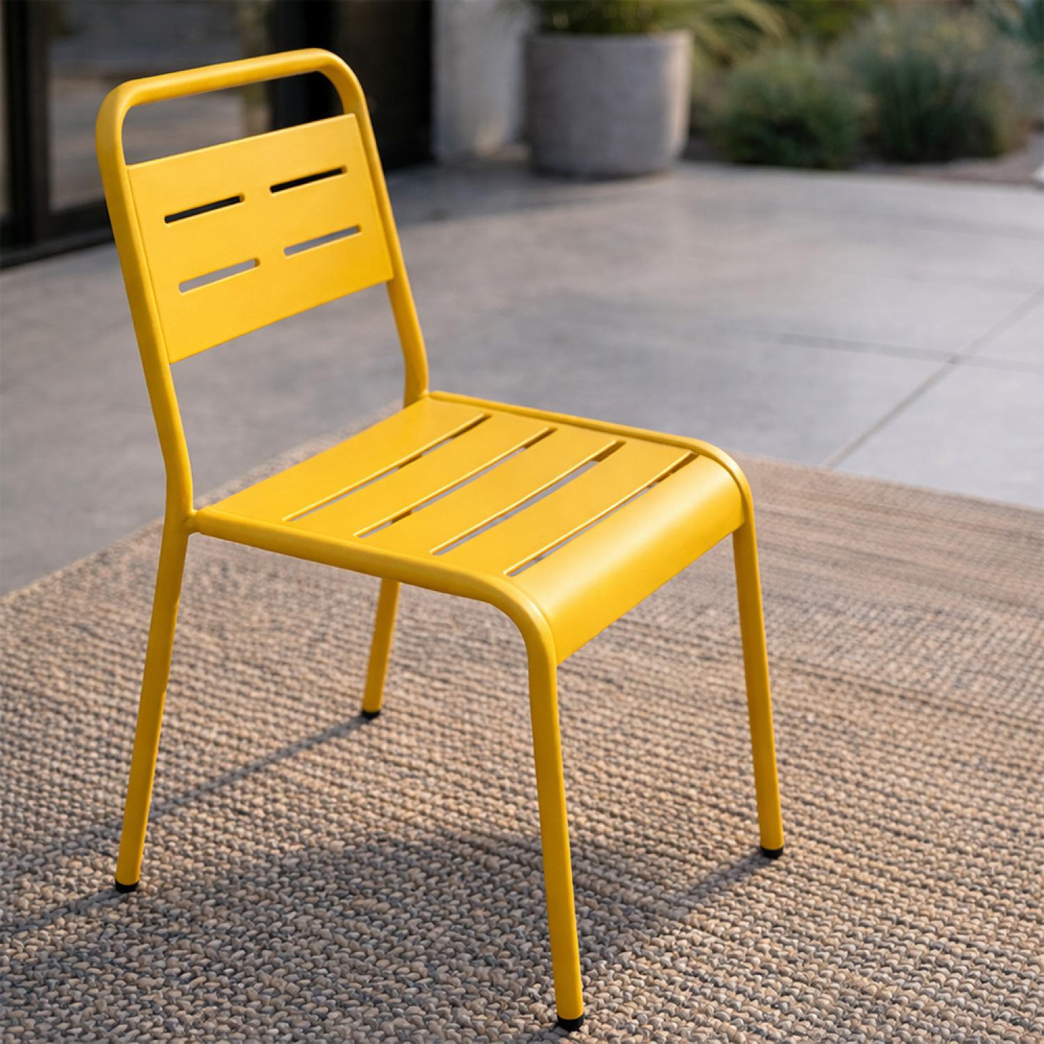 Voir la diapositive 6 : CONCEPT USINE Ensemble de 4 chaises de jardin empilables jaunes bergame