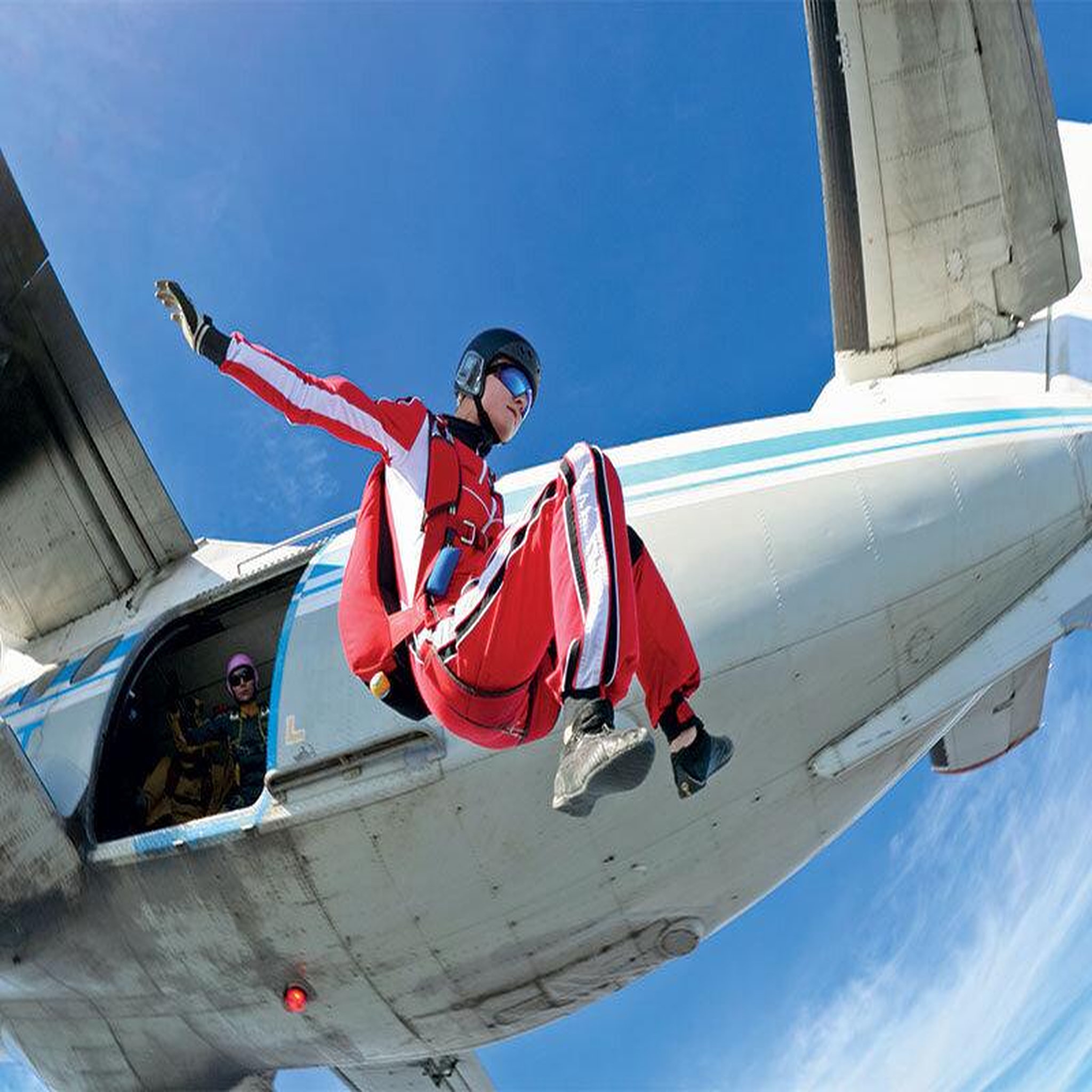 Voir la diapositive 4 : Smartbox Saut en parachute à ouverture automatique à 1100 m en solo près d'amiens - coffret cadeau sport & aventure