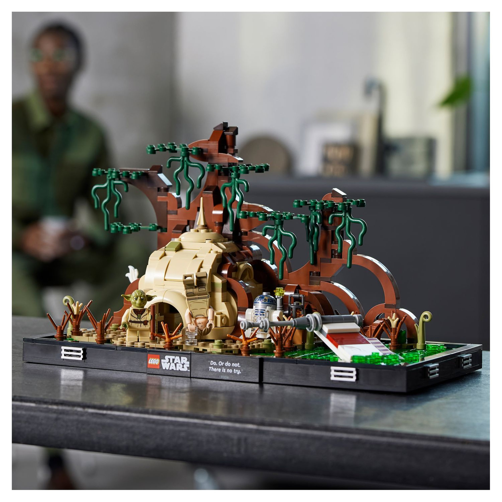 Voir la diapositive 4 : LEGO Star Wars 75330 Diorama de l'Entraînement Jedi sur Dagobah