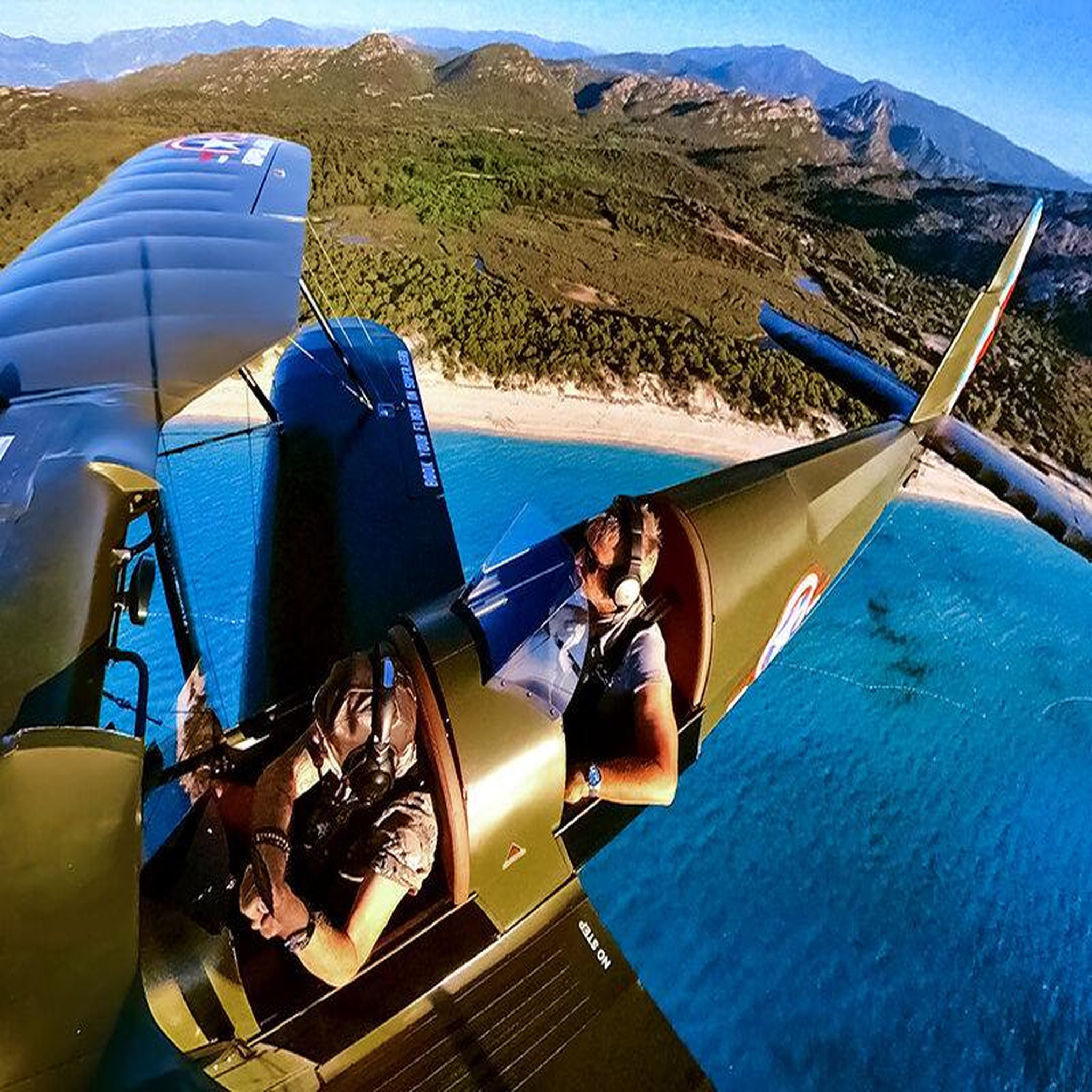 Voir la diapositive 2 : Smartbox Baptême de l'air à bord d'un avion biplan en france - coffret cadeau sport & aventure