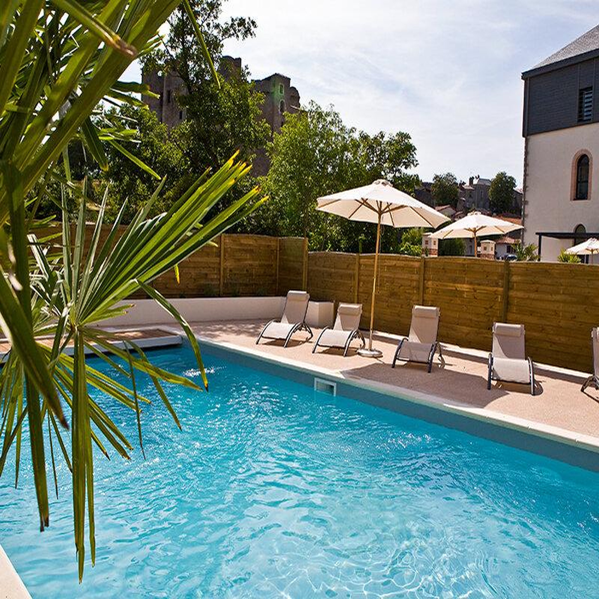 Voir la diapositive 3 : Smartbox Séjour romantique : 2 jours en hôtel 4* avec modelage et accès au spa à clisson - coffret cadeau séjour