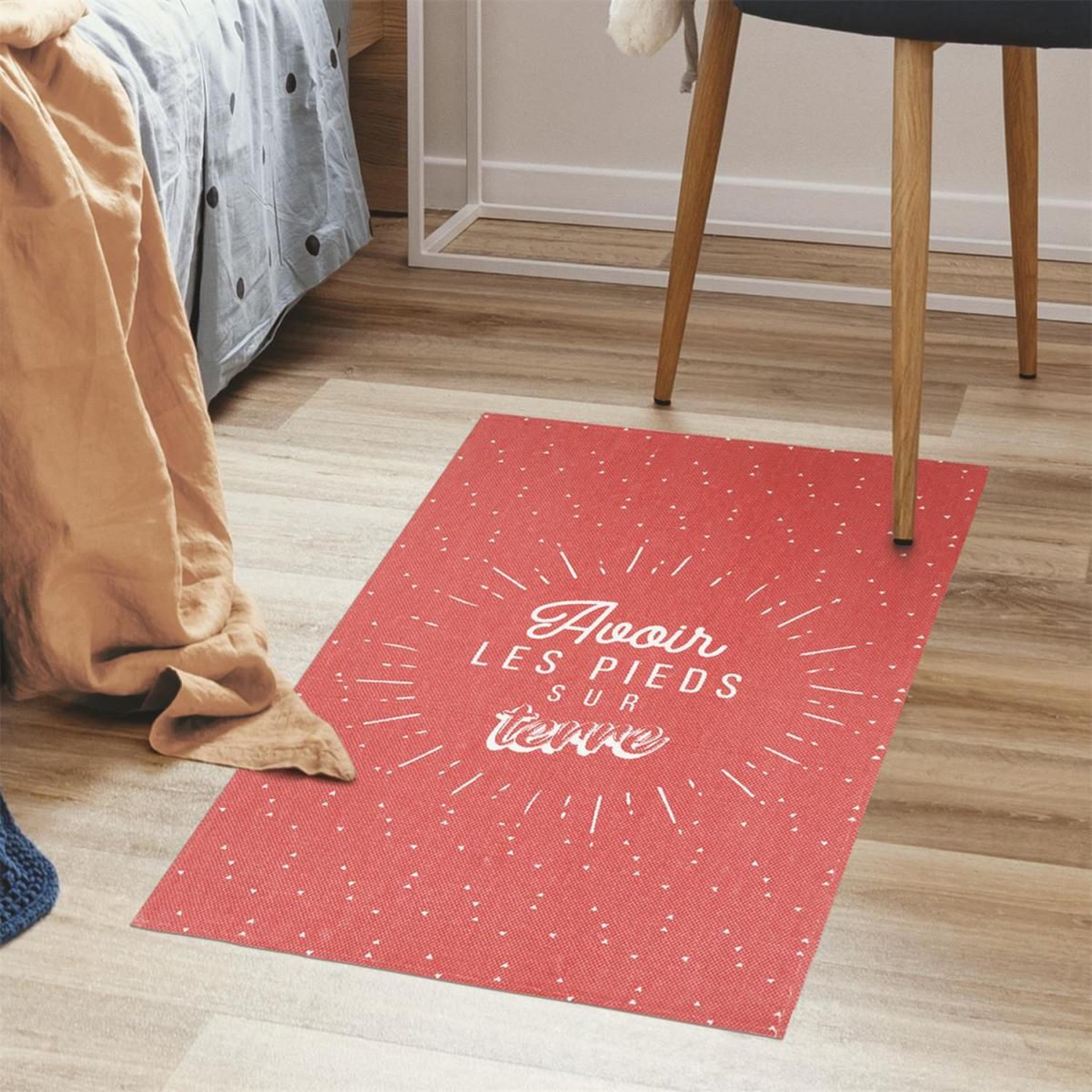 Voir la diapositive 3 : The Home Deco Factory Tapis déco  les pieds sur terre  50x80cm rouge