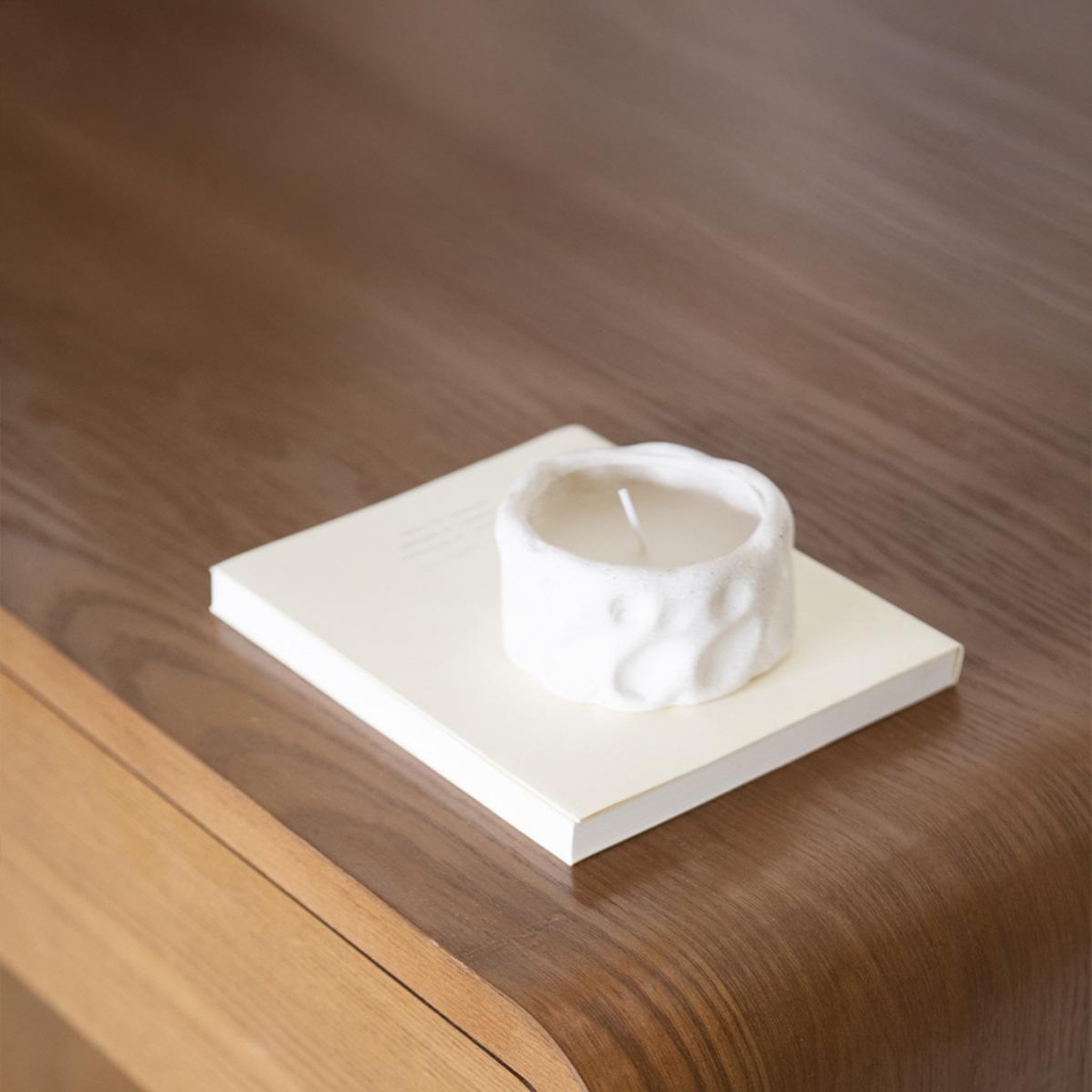Voir la diapositive 3 : MAISON AUBERTIN Bougie - céramique blanche - aria - 9x4,5 cm