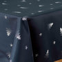 Voir la diapositive 2 : Paris Prix Nappe Imprimé Métallisé  Sapin  150x300cm Marine & Argent