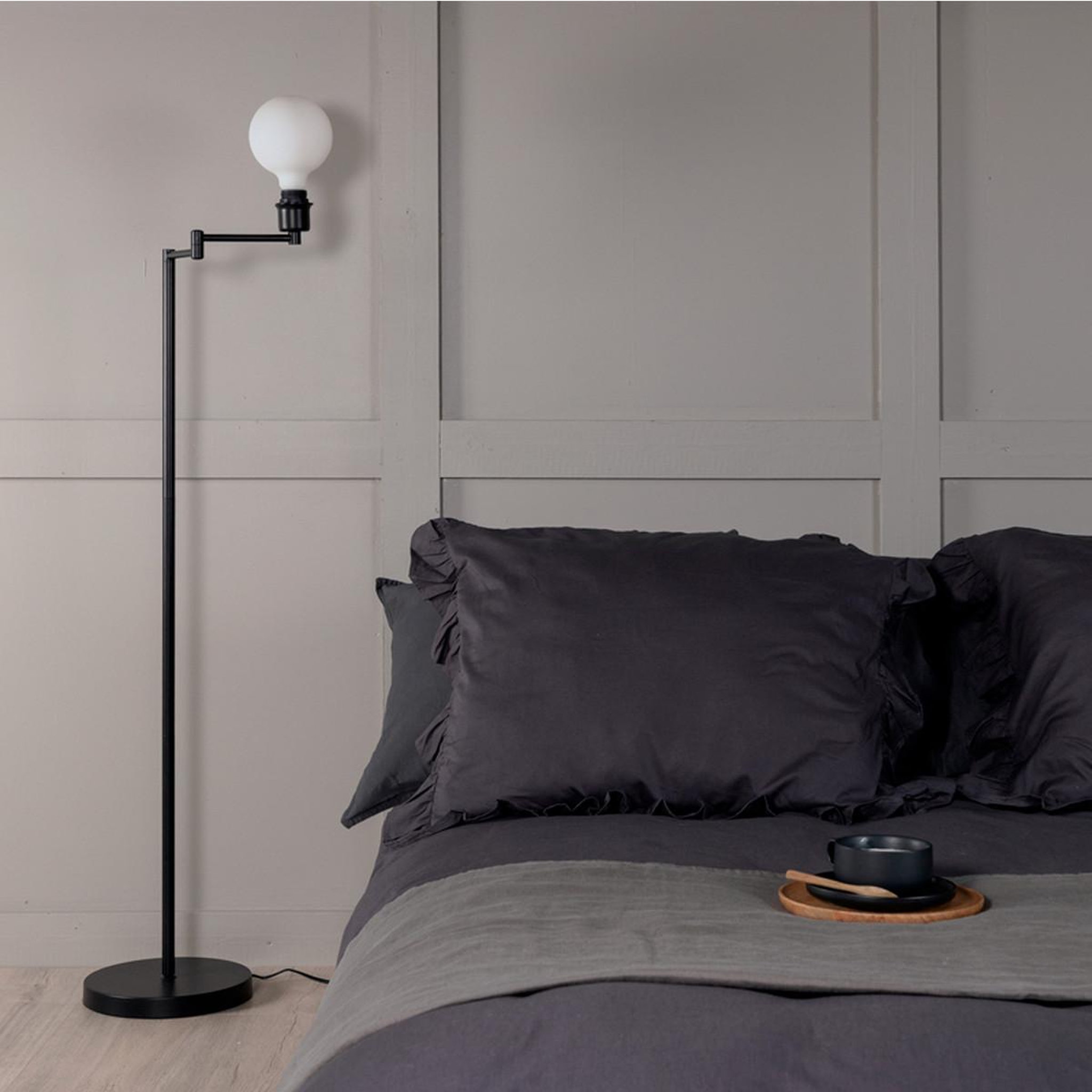 Voir la diapositive 4 : Paris Prix Lampadaire design  virro  126cm noir