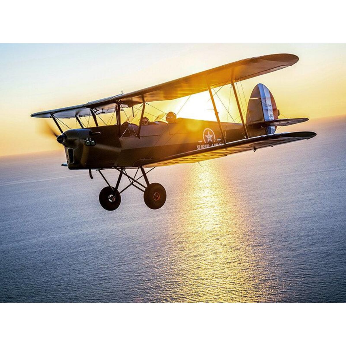 Smartbox Saint-Cyr vue d'en haut : baptême de l'air de 25 min avec pilotage en Stampe SV4 RS - Coffret Cadeau Sport & Aventure