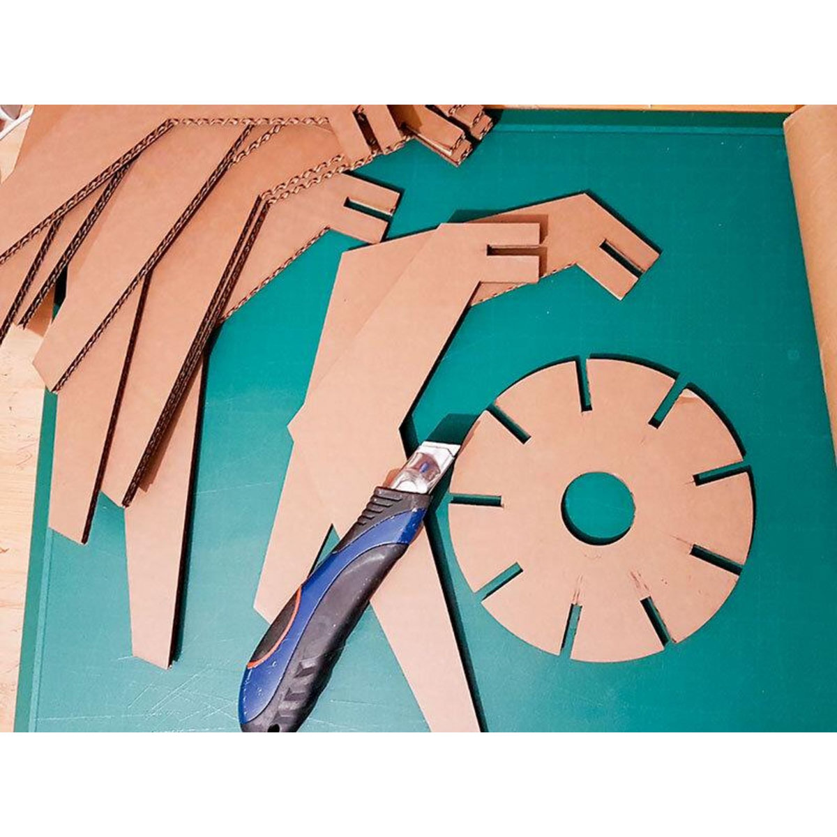 Smartbox Atelier créatif et éco-responsable autour du carton pour créer une décoration - Coffret Cadeau Sport & Aventure