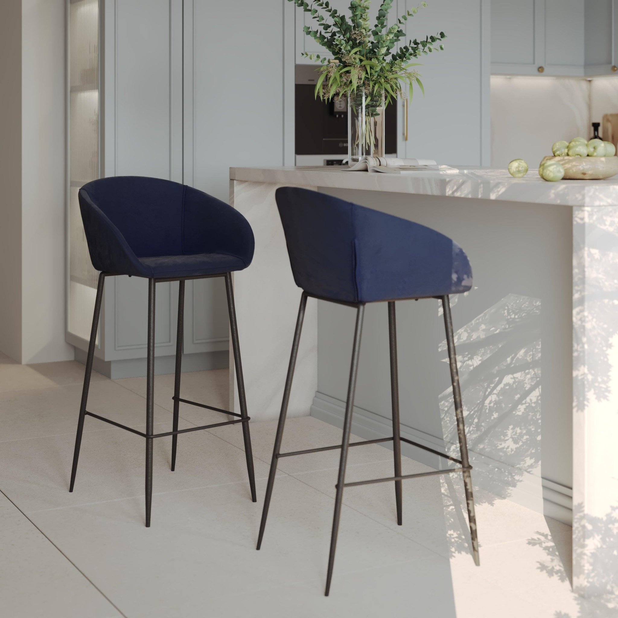 Voir la diapositive 2 : MAISON PAVANE Lot de 2 chaises de bar 75 cm en velours bleu-marquise