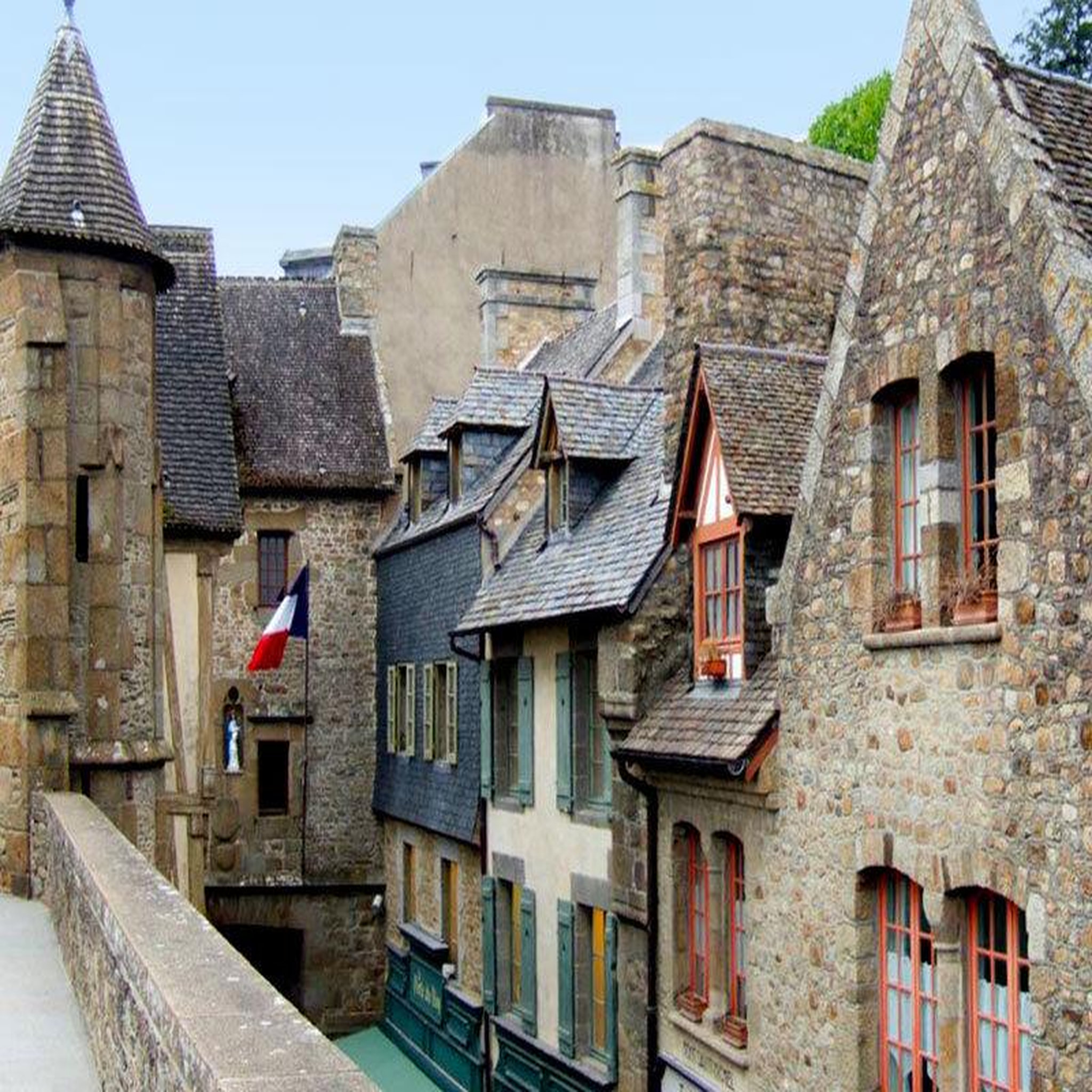 Voir la diapositive 2 : Smartbox Visite d'un trésor normand : 1 billet prioritaire pour l'abbaye du Mont-Saint-Michel - Coffret Cadeau Sport & Aventure