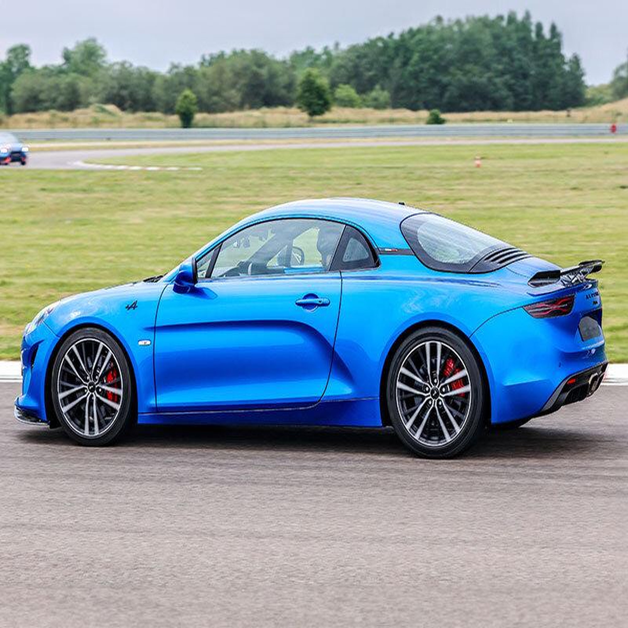 Voir la diapositive 3 : Smartbox Stage de pilotage : 2 tours sur le circuit de Magny-Cours en Alpine A110 S - Coffret Cadeau Sport & Aventure