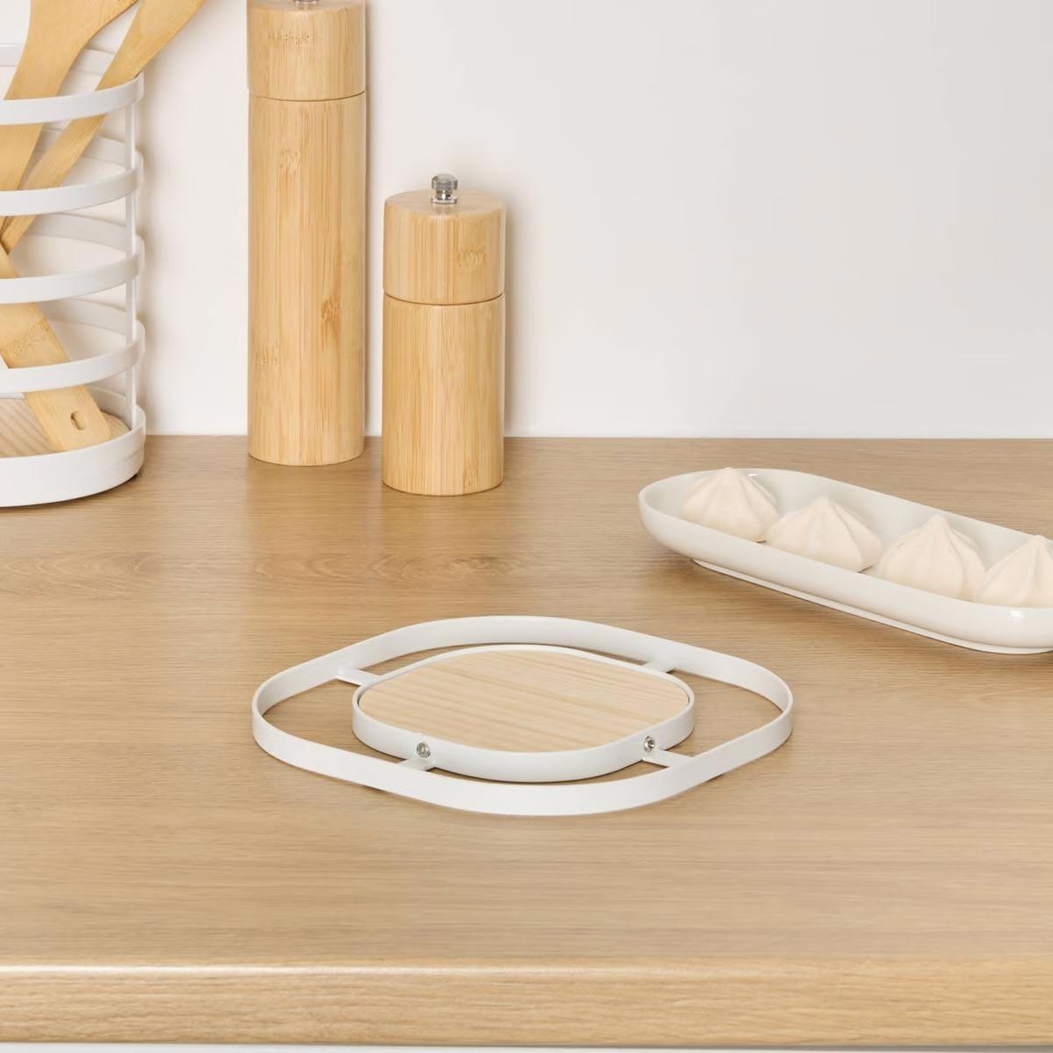 Voir la diapositive 2 : FIVE Dessous de plat en métal  balm  17cm blanc
