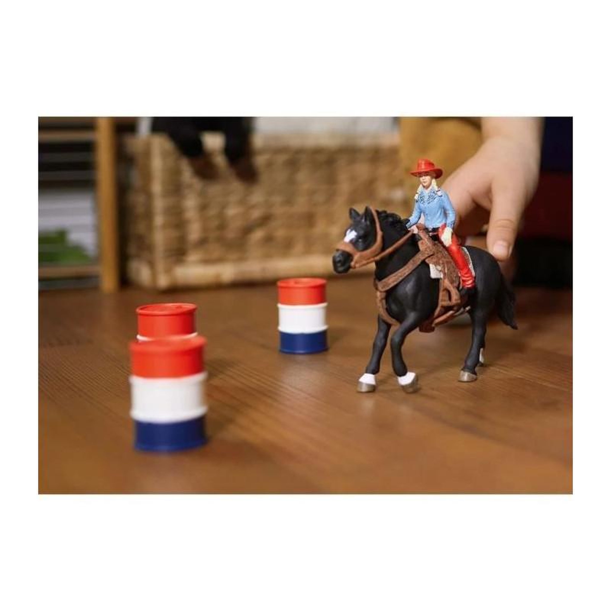 Voir la diapositive 2 : Schleich SCHLEICH - Cowgirl et Tonneaux de Racing - 42576 - Gamme Farm World