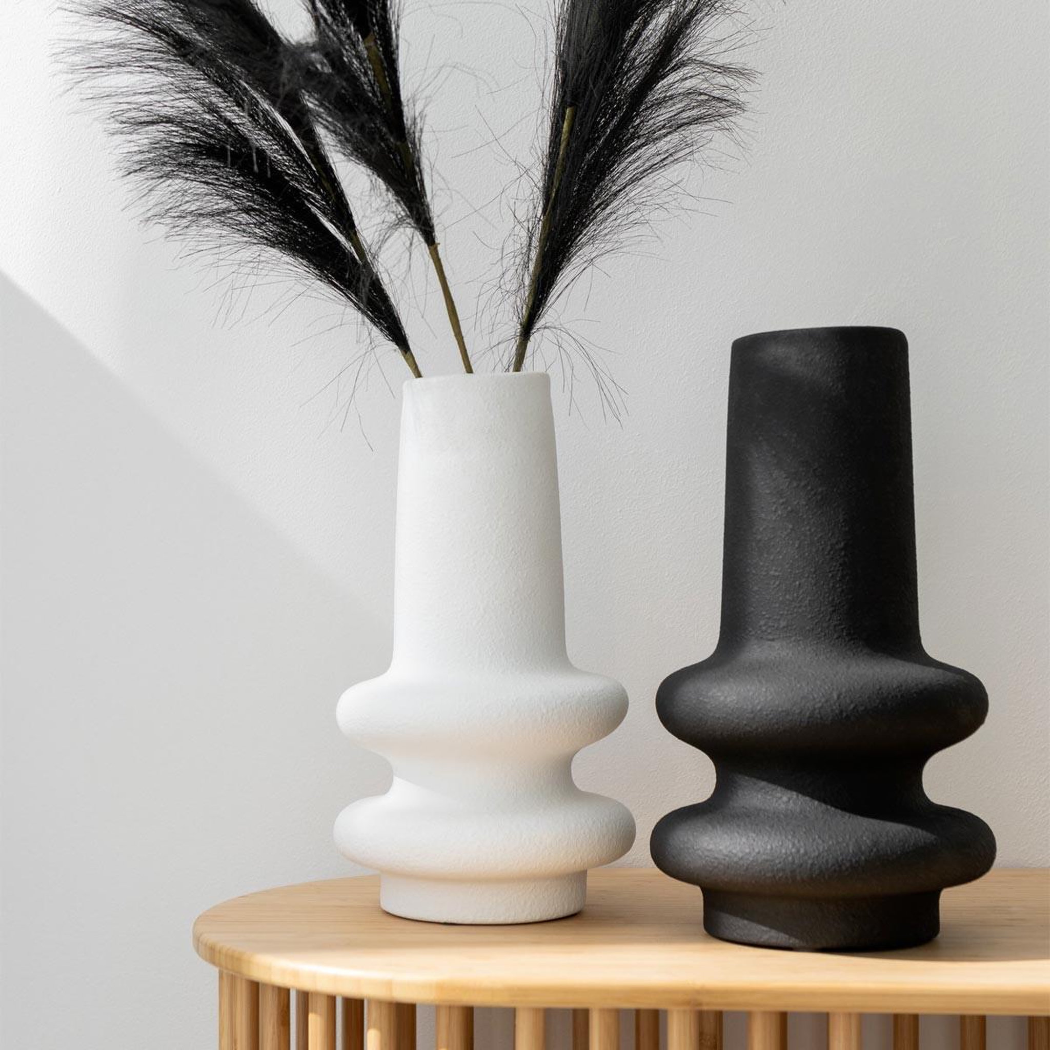 Voir la diapositive 3 : J-LINE Vase déco en argile  lyra  39cm blanc
