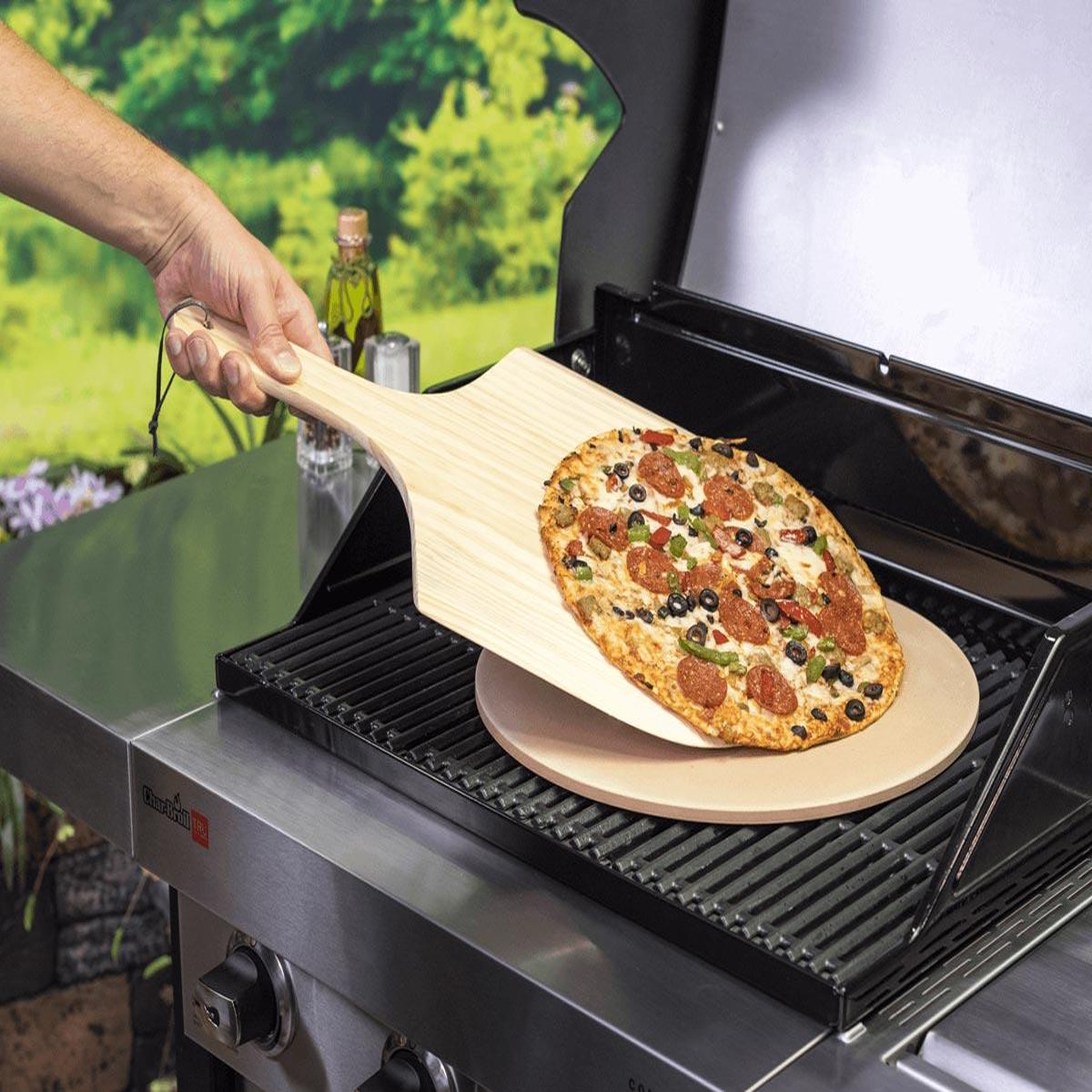 Voir la diapositive 2 : CHAR-BROIL Kit pierre à pizza et planche en bois - Char-Broil