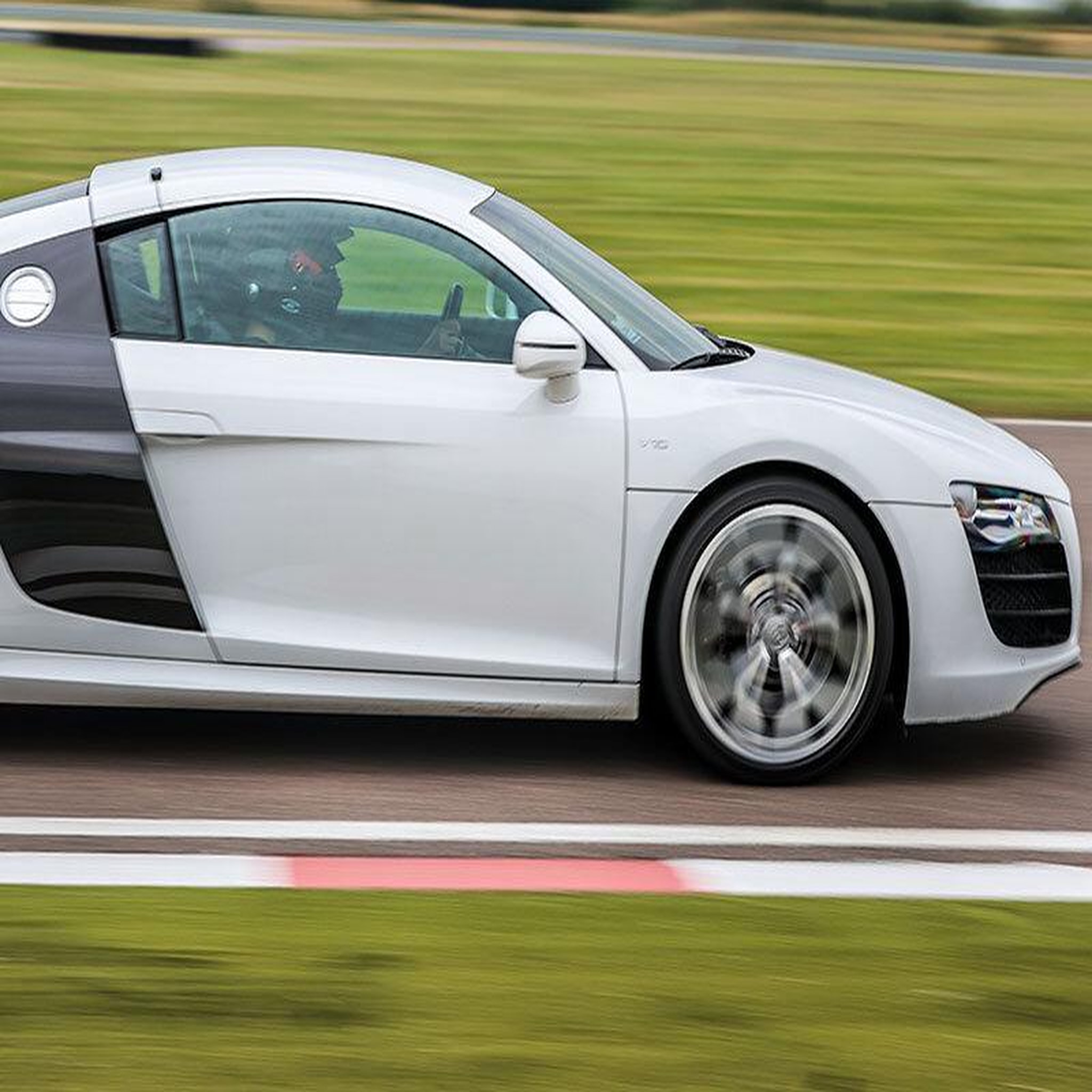 Voir la diapositive 2 : Smartbox Stage de pilotage : 5 tours sur le circuit de trappes en audi r8 v10 - coffret cadeau sport & aventure