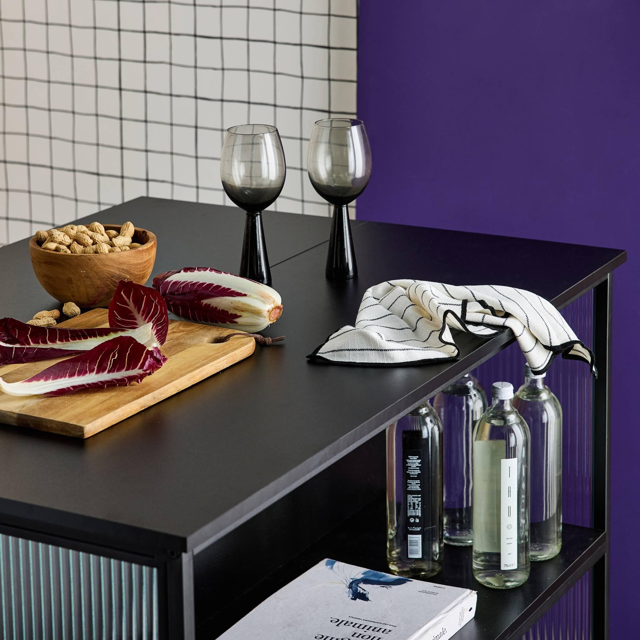 Voir la diapositive 5 : SWEEEK Desserte de cuisine noire extensible ALEXIS. rangements. table de bar. îlot de cuisine. 110 x 40/80 x 90 cm. avec étagères. roulettes
