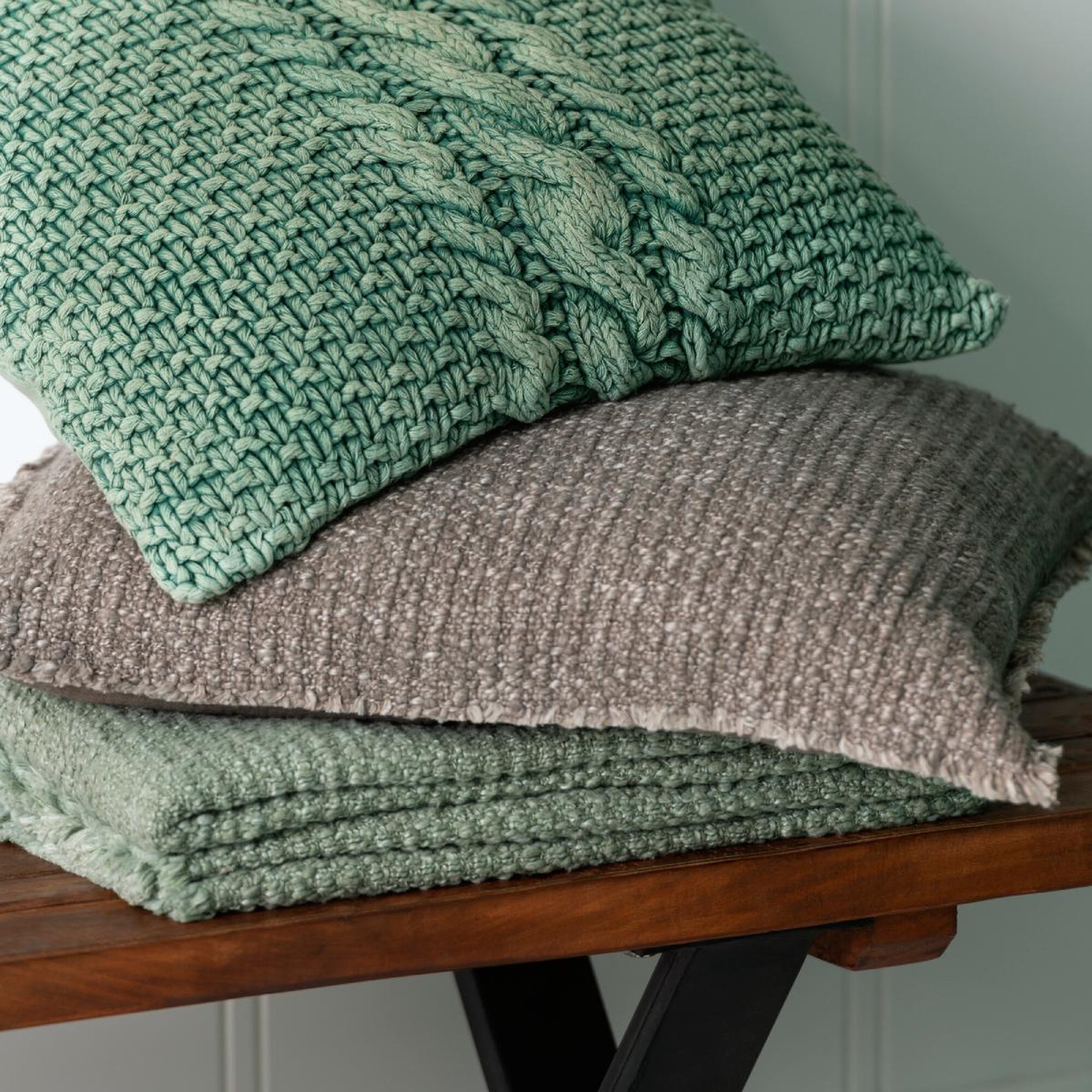 Voir la diapositive 3 : J-LINE Coussin déco  effiloché  50x50cm taupe