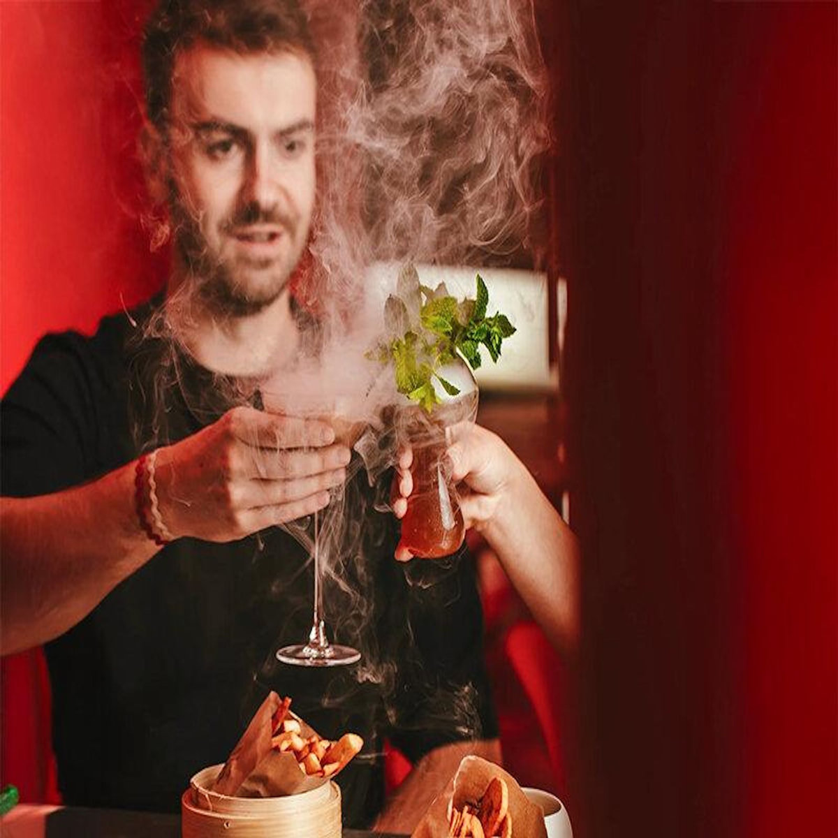 Smartbox Cocktails signature et plat savoureux chez Unplug : une soirée pour deux à Paris - Coffret Cadeau Gastronomie