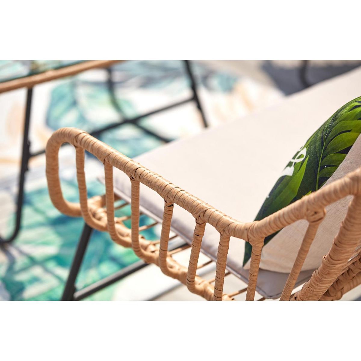 CONCEPT USINE Salon de jardin 4 places en rotin et acier beige et noir PAREA