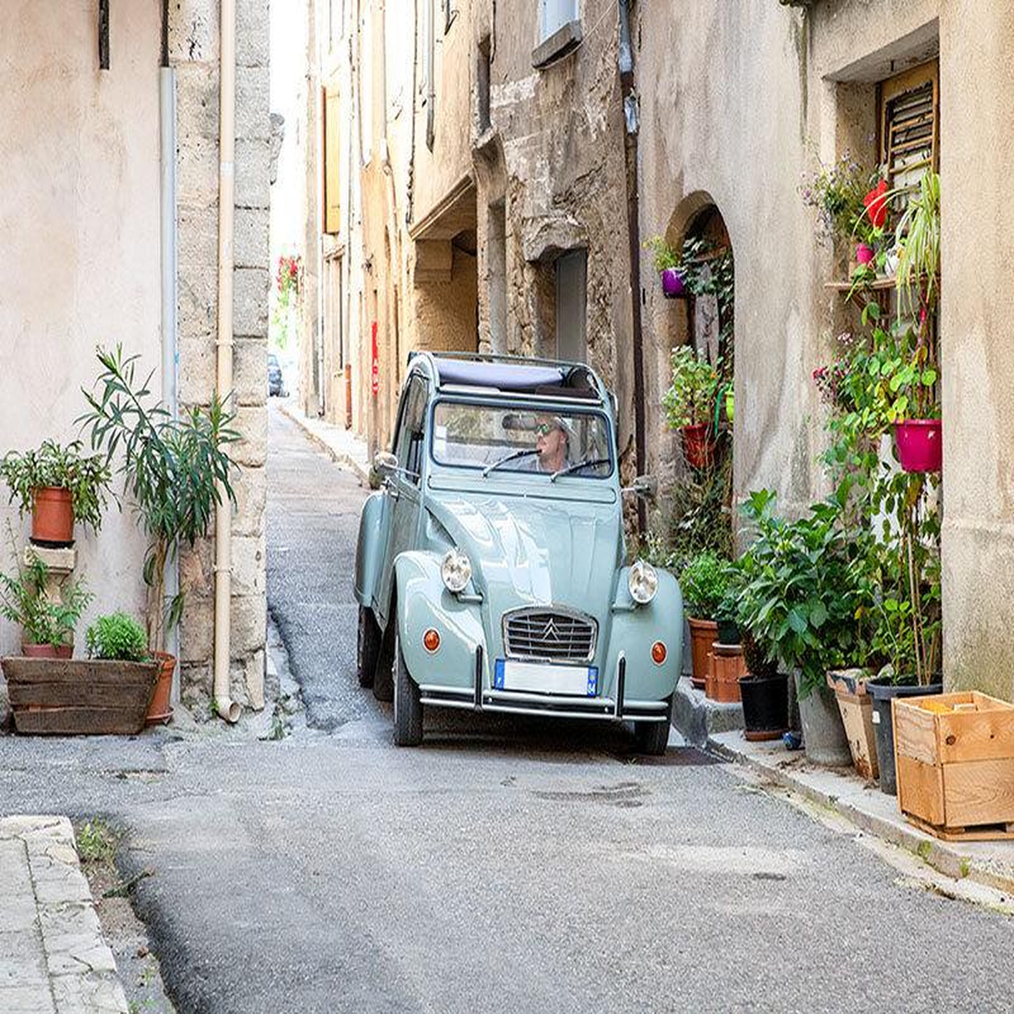 Voir la diapositive 2 : Smartbox Balade en 2 cv et visite des carrières d'ocre en duo dans le vaucluse - coffret cadeau sport & aventure
