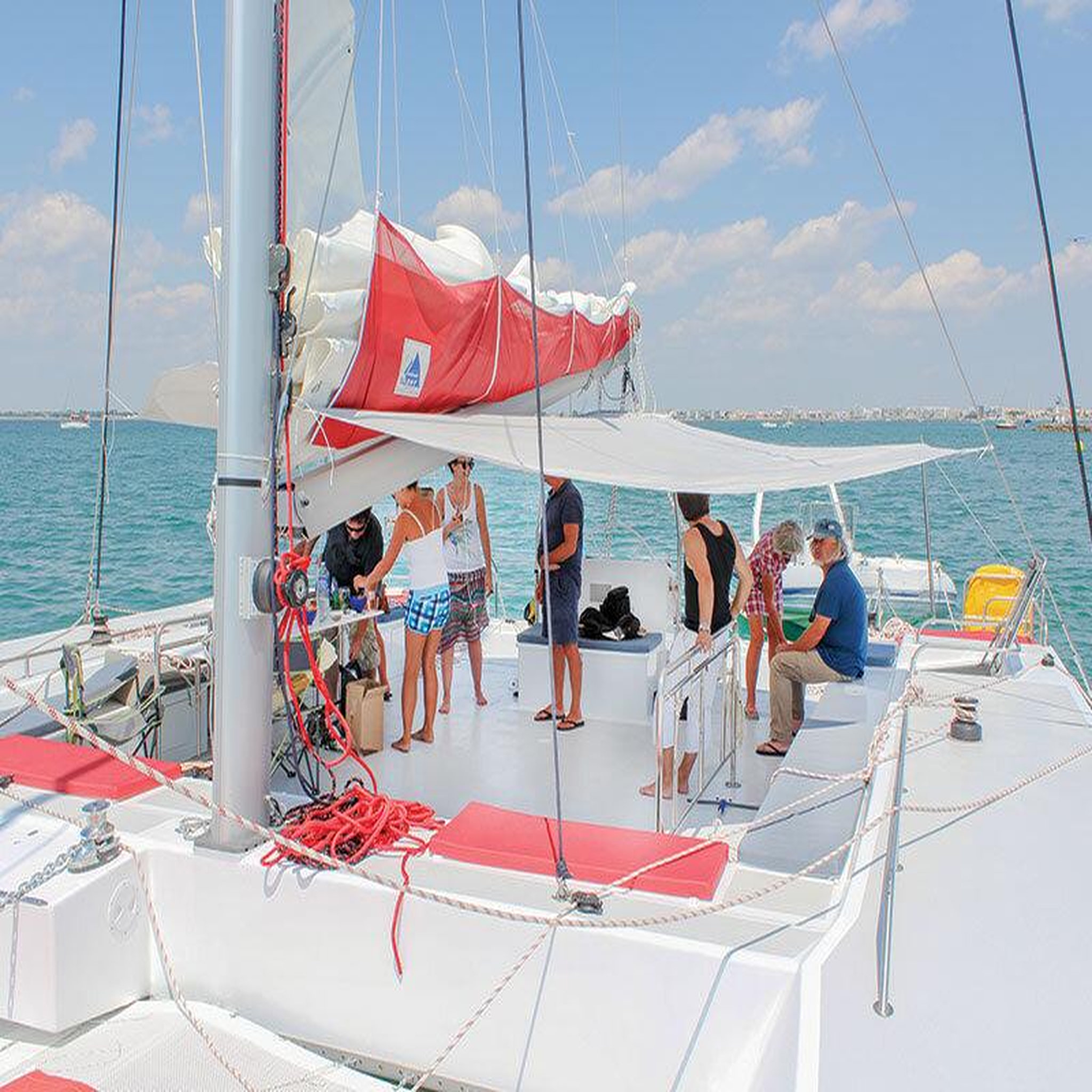 Voir la diapositive 2 : Smartbox Excursion de 3h30 en catamaran à Ajaccio avec snorkeling et dégustation pour 2 - Coffret Cadeau Sport & Aventure