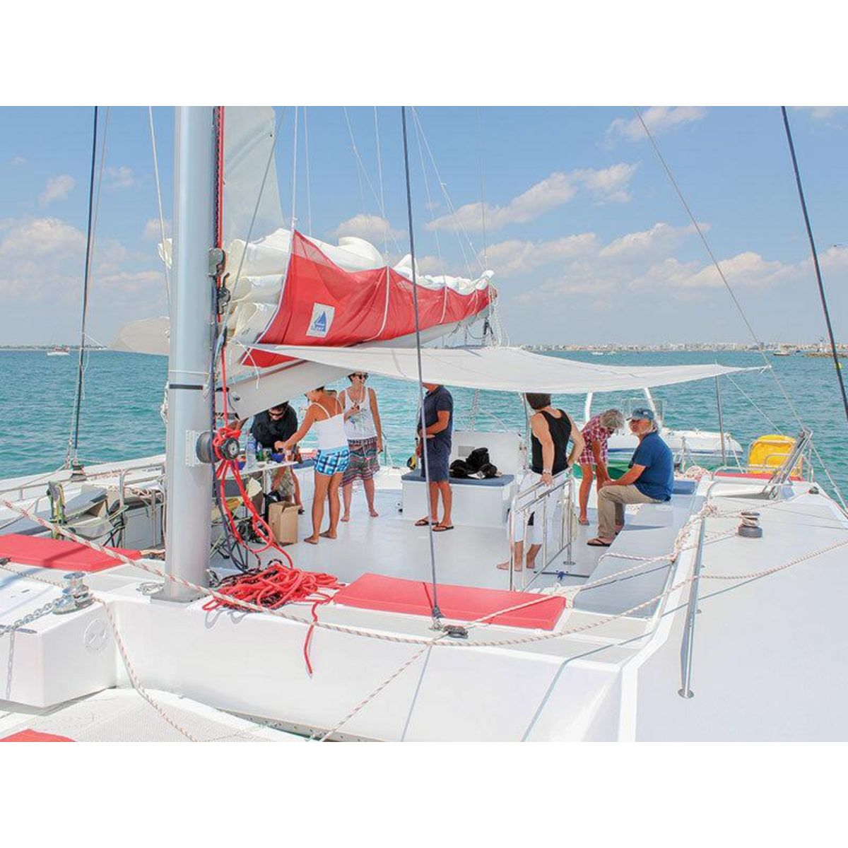 Smartbox Excursion de 3h30 en catamaran à Ajaccio avec snorkeling et dégustation pour 2 - Coffret Cadeau Sport & Aventure