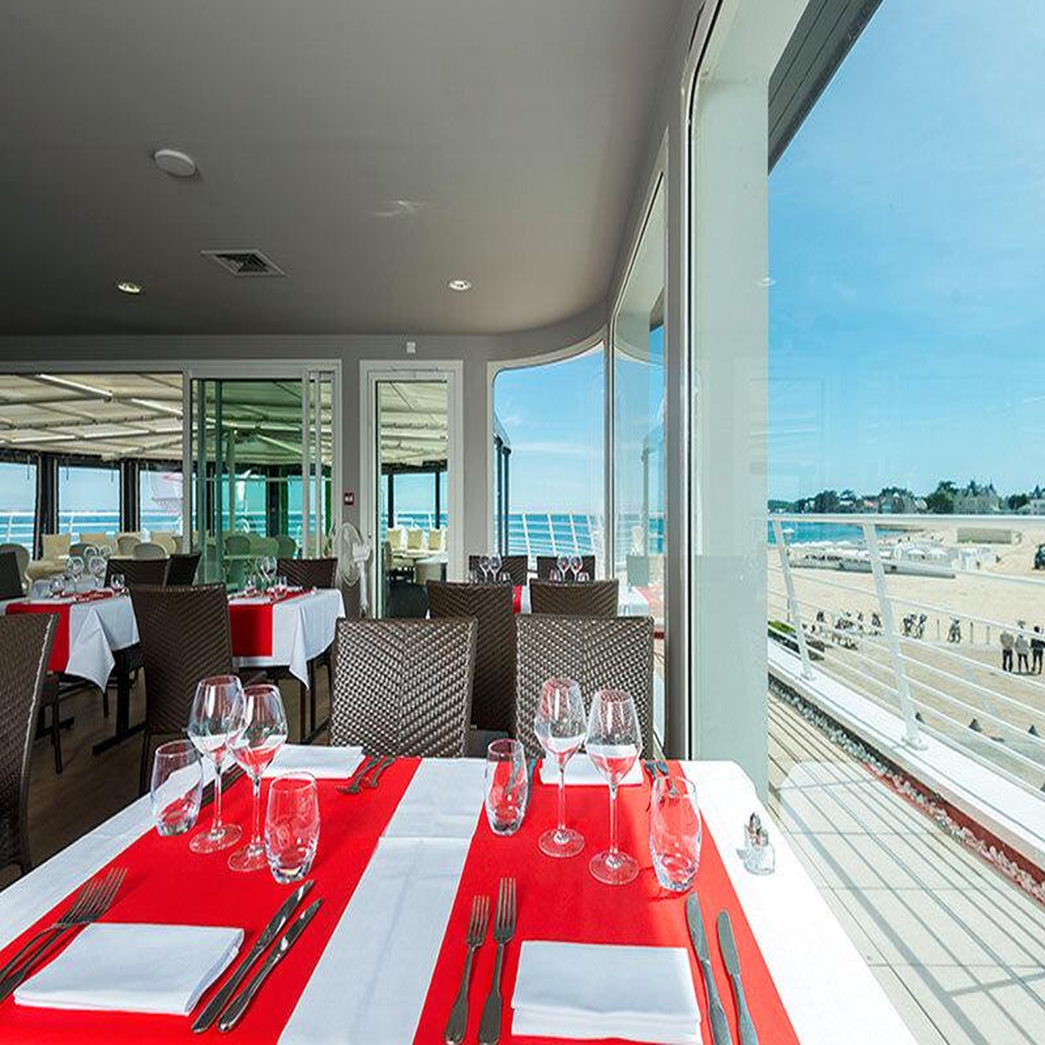 Voir la diapositive 4 : Smartbox Repas gastronomique 4 plats avec champagne en bord de mer près de la baule - coffret cadeau gastronomie