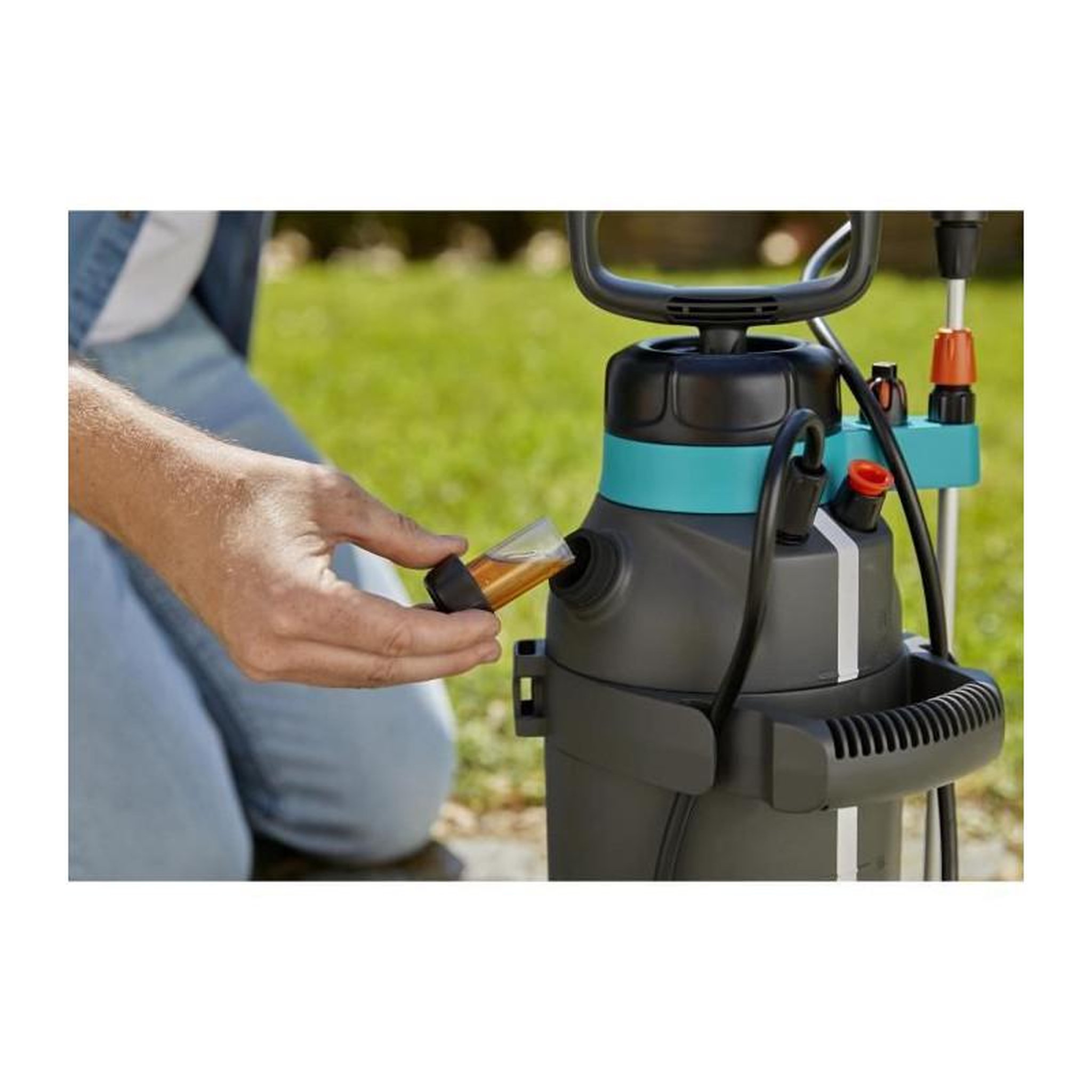 Voir la diapositive 3 : Gardena GARDENA Pulverisateur a pression prealable Plus - Contenance reservoir 5L - Longueur tuyau 150cm - Pression max 3 bar - 11138-20