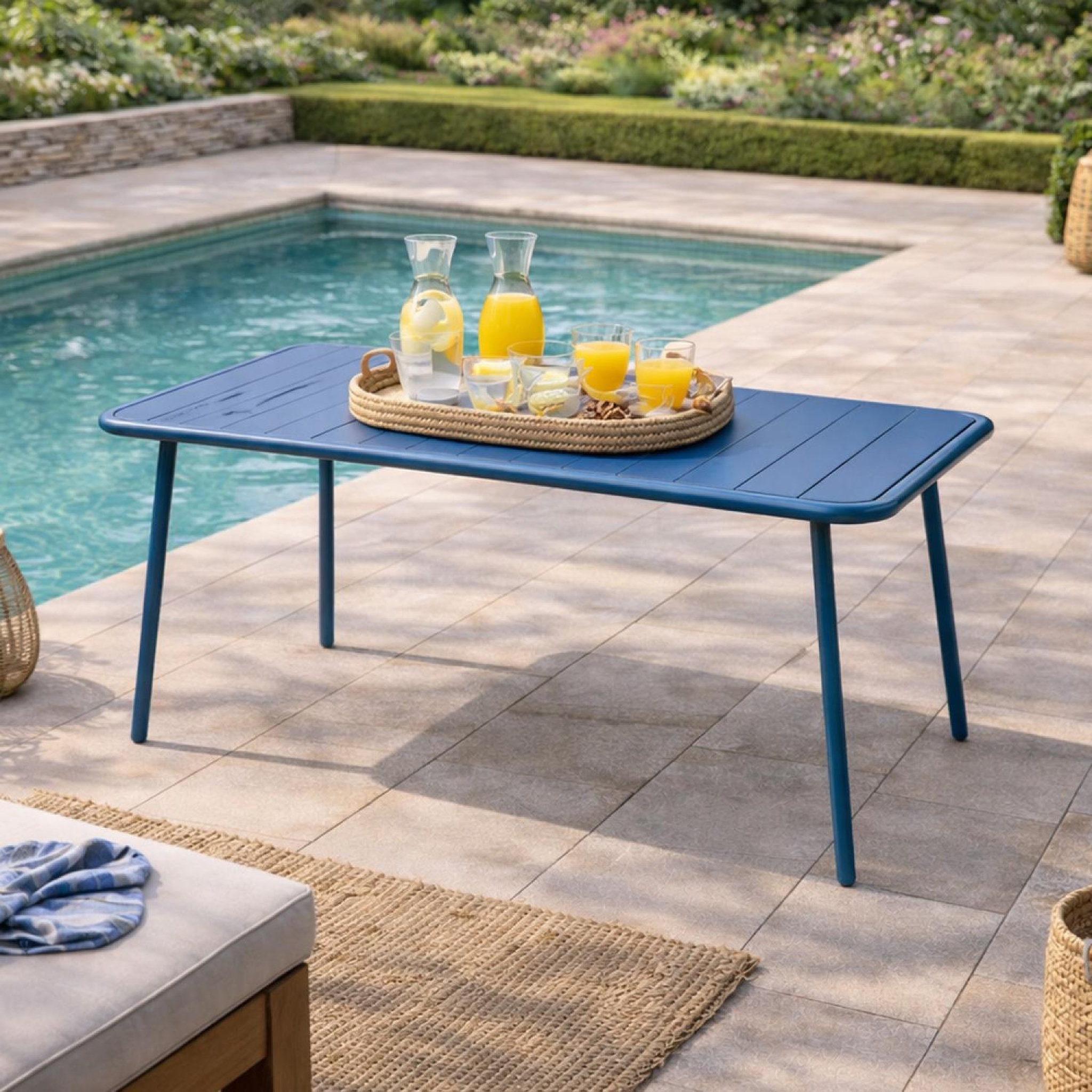 Voir la diapositive 2 : CONCEPT USINE Table de jardin 4 à 6 places 120cm bleu BERGAME