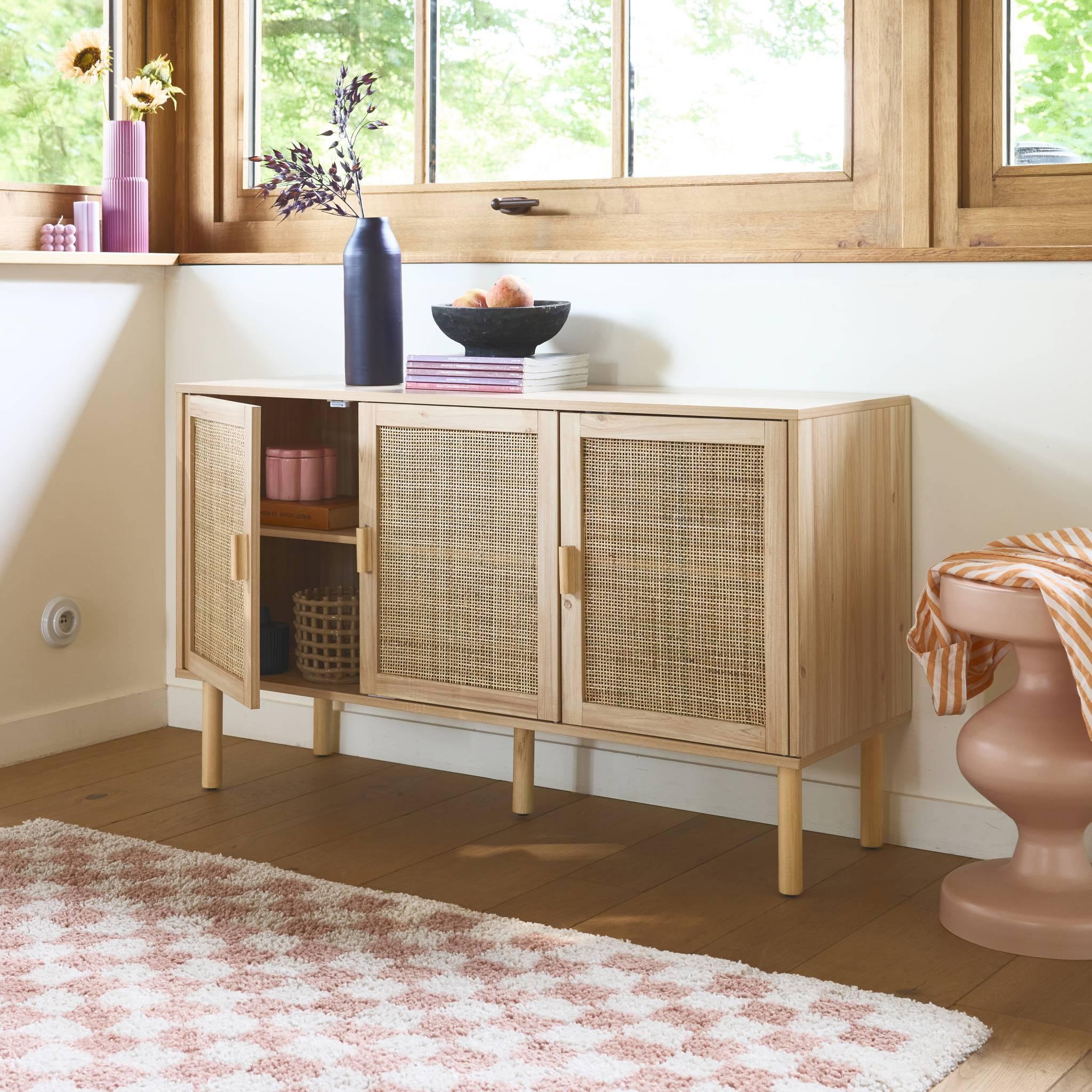 Voir la diapositive 5 : SWEEEK Buffet 3 portes et 3 étagères cannage et effet bois. Piètement et poignées en bois de sapin. buffet bas. L 120 x P 39 x H 70cm CAMARGUE