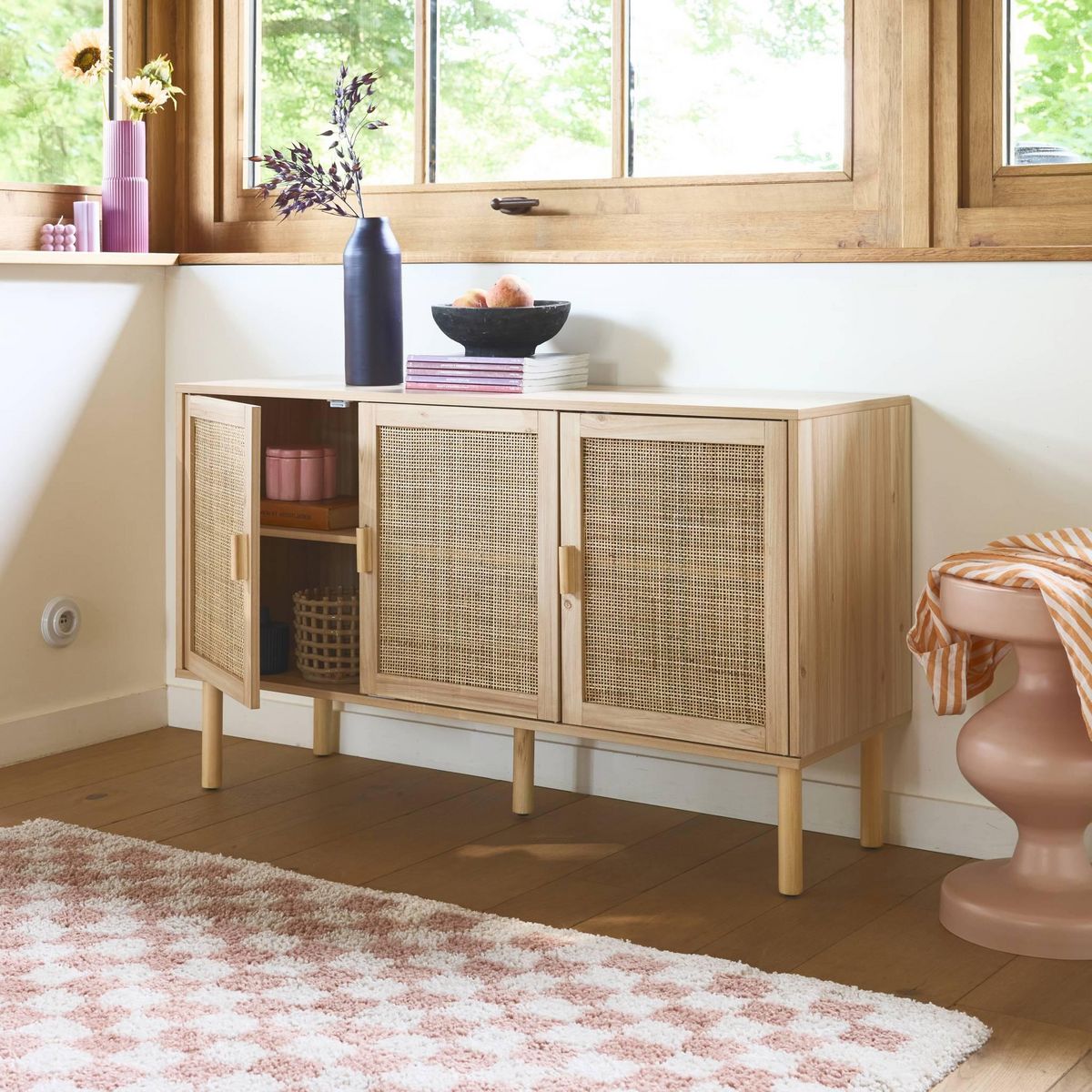 SWEEEK Buffet 3 portes et 3 étagères cannage et effet bois. Piètement et poignées en bois de sapin. buffet bas. L 120 x P 39 x H 70cm CAMARGUE