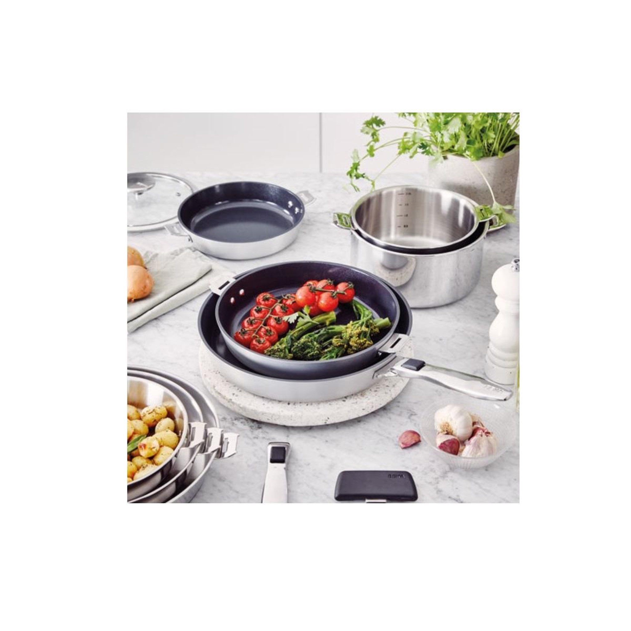 Voir la diapositive 4 : Beka Série de 3 casseroles inox 16/18/20cm - 101210