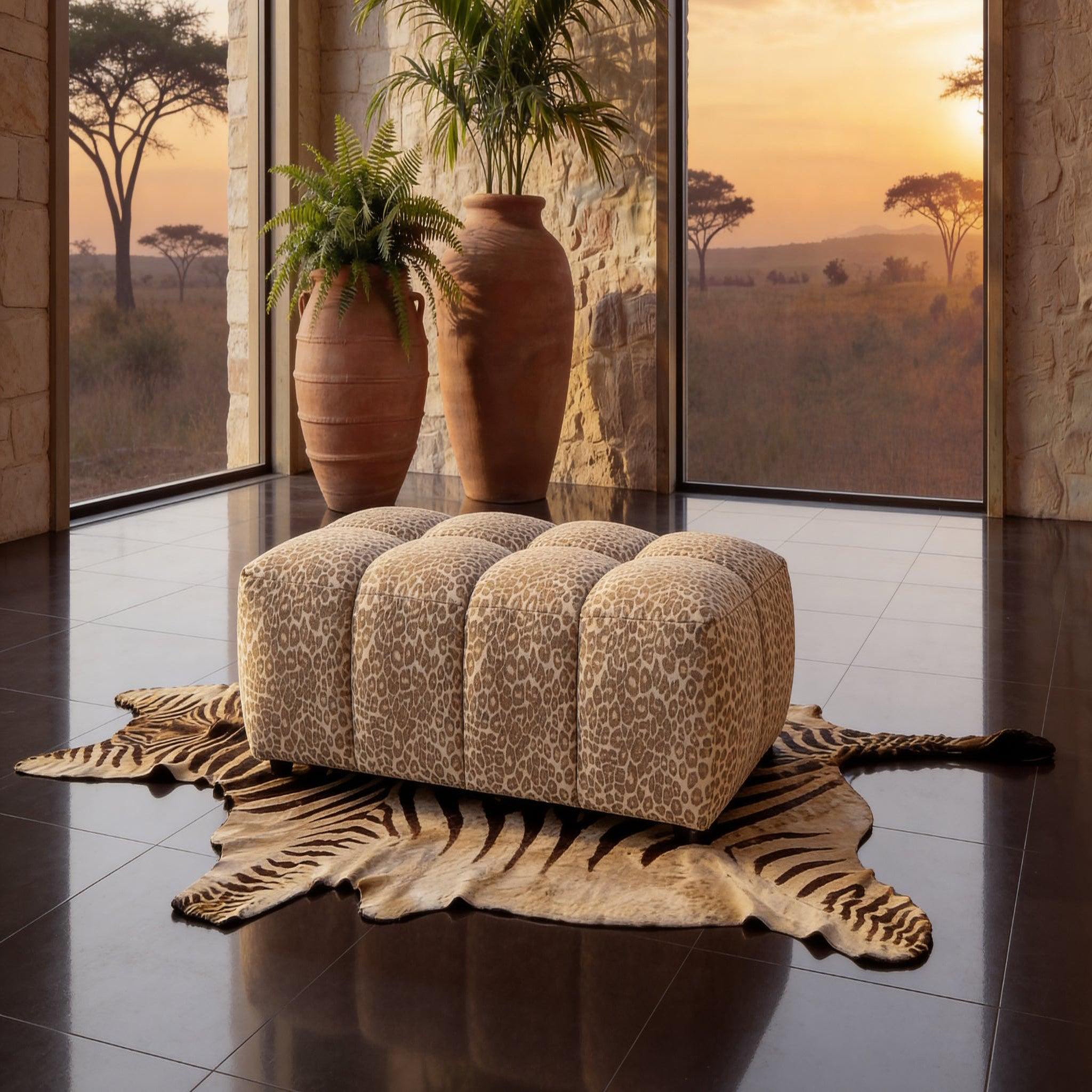 Voir la diapositive 6 : CASANOVA PARIS Alexia - pouf en tissu imprimé animalier 120x60x40