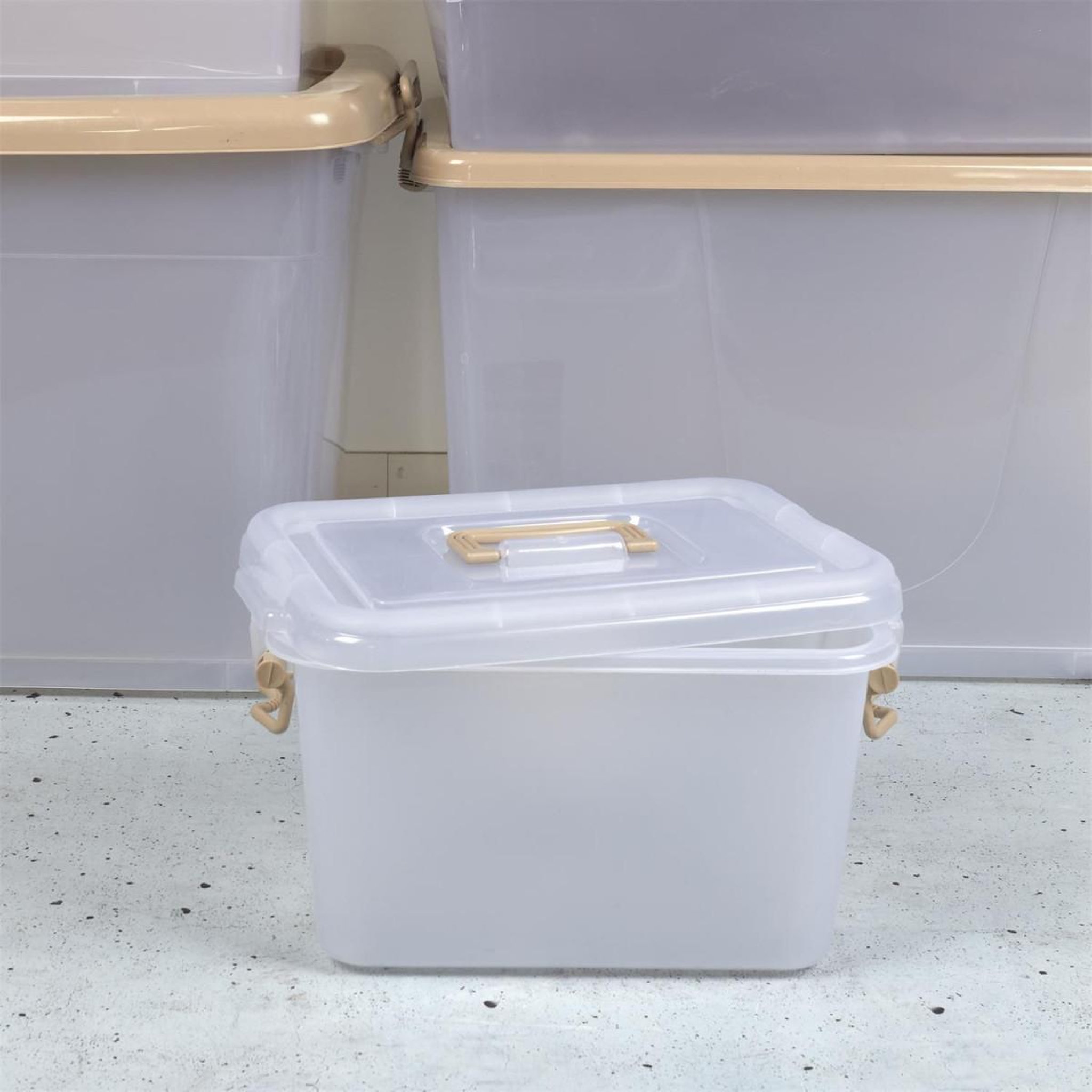 Voir la diapositive 3 : Je cherche une idee Boîte de rangement avec poignée  lia  10l transparent