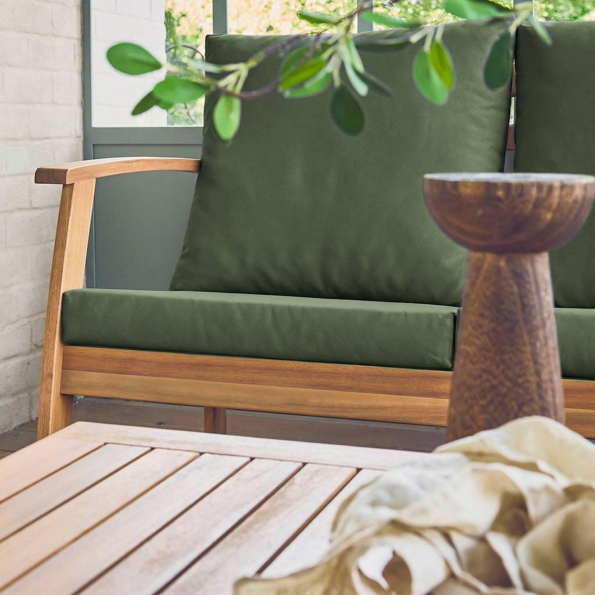 SWEEEK Salon de jardin USHUAIA 5 places en bois d'acacia, un canapé, une table, deux fauteuils