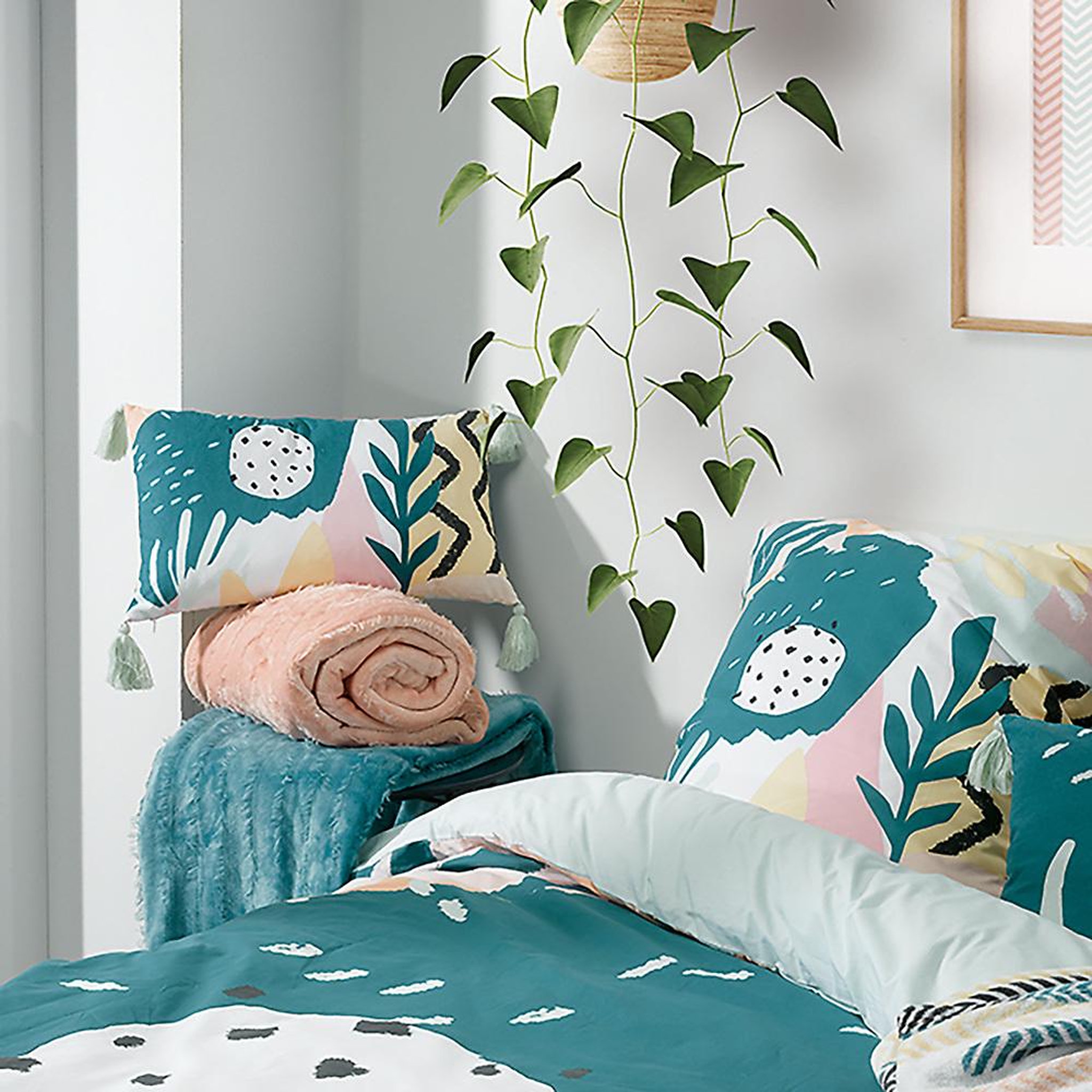 Voir la diapositive 2 : Les Ateliers du Linge Coussin décoratif imprimé en coton avec pompons