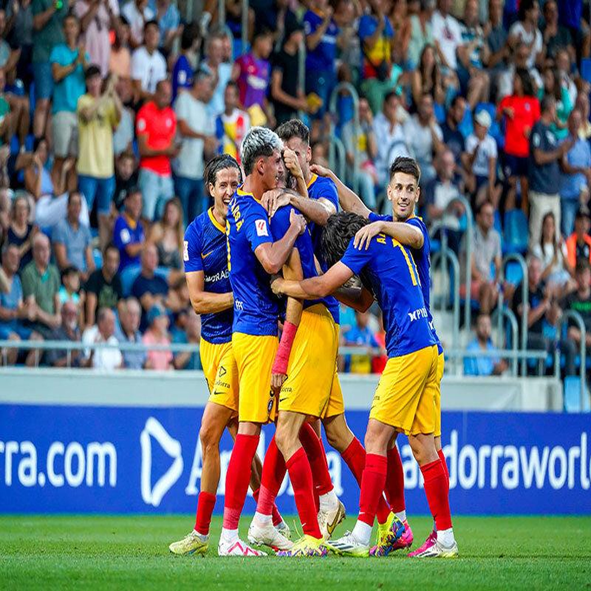 Voir la diapositive 4 : Smartbox Fútbol Club Andorra : billets pour un match et écharpes pour 2 personnes - Coffret Cadeau Sport & Aventure