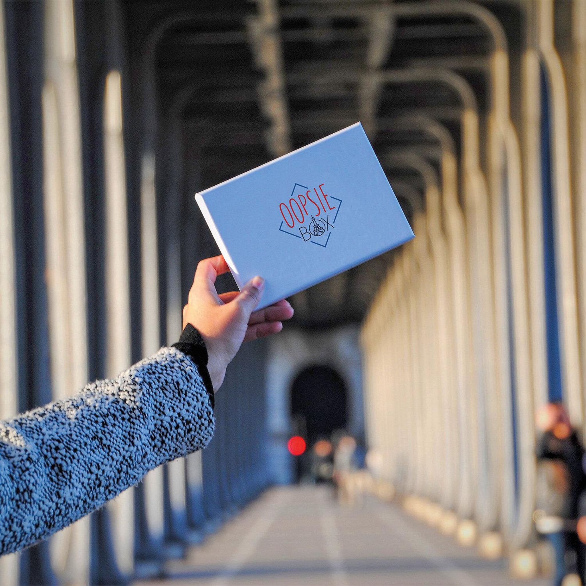 Voir la diapositive 1 : Smartbox Oopsie Box La Festive 3 mois : spectacle, activité culturelle et bar pour 2 personnes - Coffret Cadeau Sport & Aventure